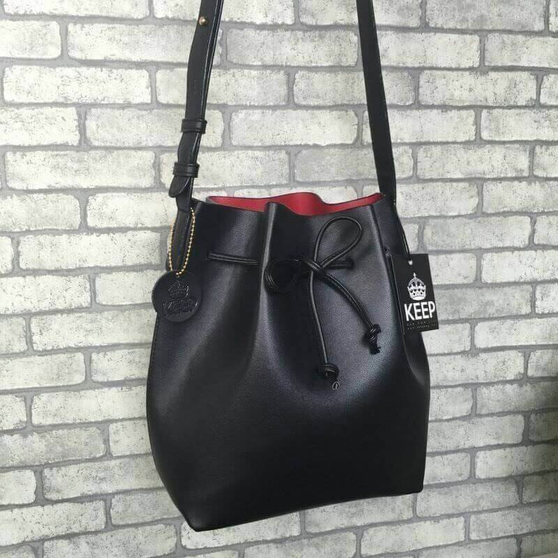 Bucket ทรงสวยจาก แบรนด์ KEEP มาคะ รุ่นนี้หนังเนื้อดี สวยมากคะ ด้านในสีแดง มีกระเป๋าซิป ด้านใน ถอดได้คะ รุ่นนี้ จุดเด่นที่ทรงสวย น้ำหนักเบา จุของได้เยอะมากคะ ใครที่ชอบทรงนี้ห้ามพลาดเลยคะ แนะนำ