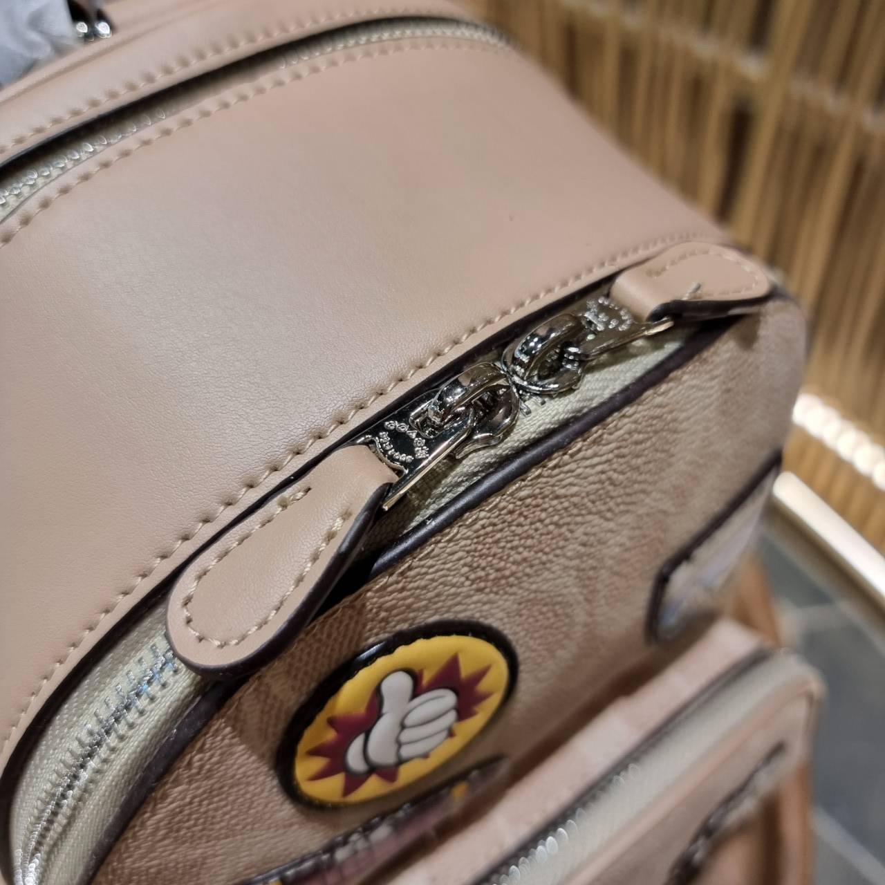 COACH 3892 DISNEY MICKEY MOUSE x COACH SIGNATURE SMALL BACKPACK เป้รุ่นลิมิเต็ดสุดหายาก!! คิ้วท์ๆ น่ารักน่าใช้มากๆ ด้วยดีไซน์ที่โดดเด่น 🎒💓 วัสดุหนังแคนวาสคุณภาพดี มีช่องซิปแยกให้หลายช่อง สายสะพายปรับได้ตามถนัด รุ่นนี้ขับผิวดีมากๆ ถ่ายรูปได