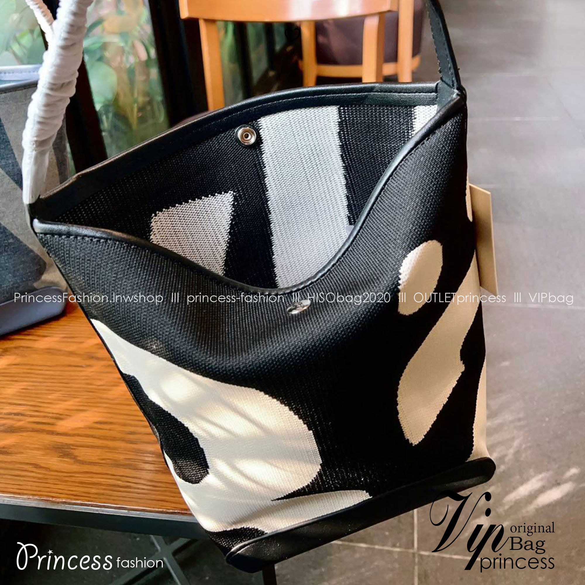 Rally movement the bag Knit Black เป็นไอเท็มที่ฮอตสุดๆแห่งปีจริงๆ กับกระเป๋าทรงบัคเก็ต น้ำหนักเบาๆ ฮอทติดลมบน จุของได้แบบหนำใจ ทอลายโลโก้ด้วยเทคนิค Sturdy Stretch Knit