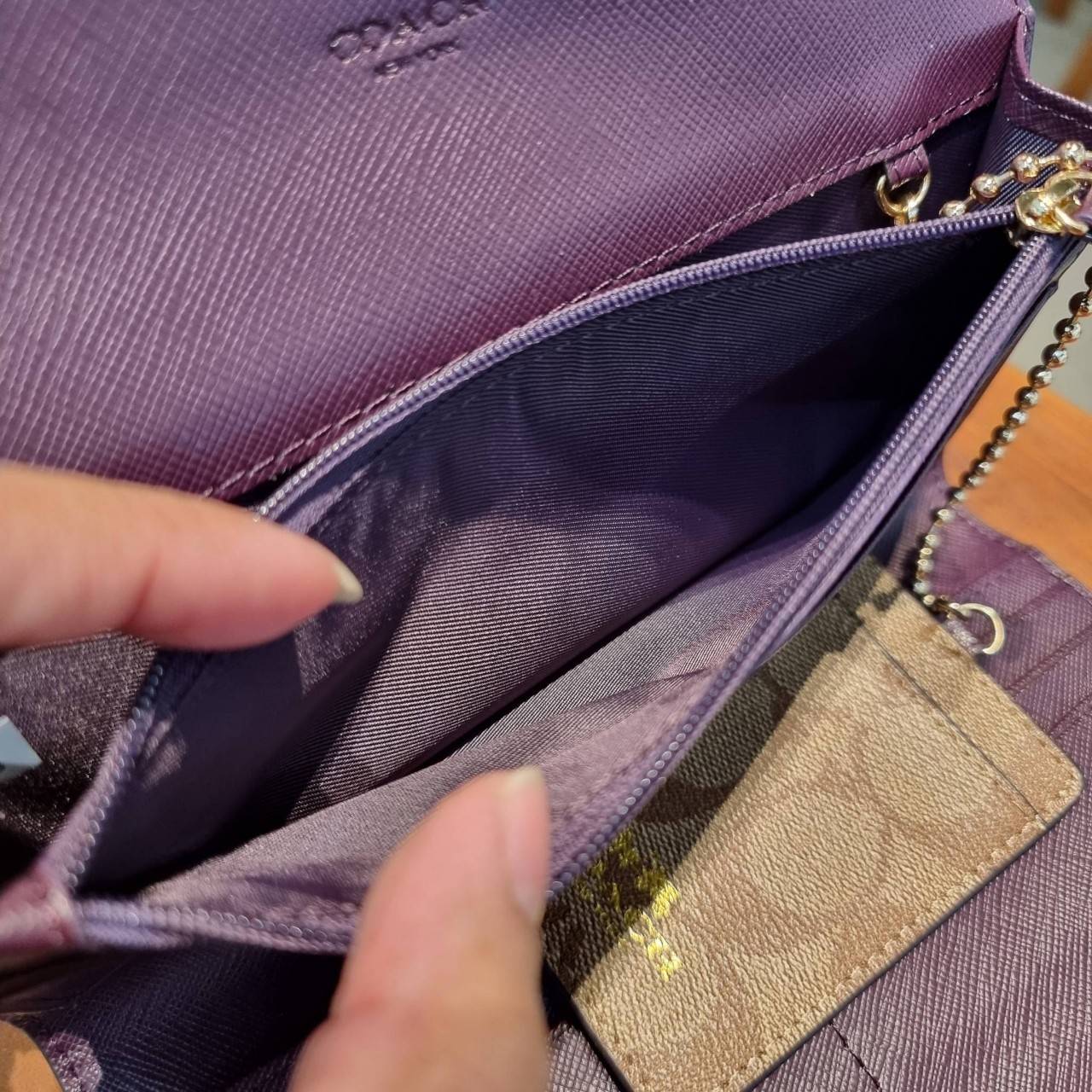 COACH F53763 TRIFOLD WALLET IN SIGNATURE กลับมาแล้วจ้า!! รุ่นขายดี!! 💓 ดีไซน์ใหม่ กระเป๋าสตางค์ใบยาว แถมที่ห้อยใส่บัตรแยกให้ (ถอดออกได้) น่ารักมากๆ ใช้งานง่าย เปิด-ปิดด้วยกระดุม ภายในใส่ธนบัตร ใส่บัตรได้เยอะ ใส่มือถือได้ไปอีก!! จุใจสุดๆ บอกเลยว่าใ