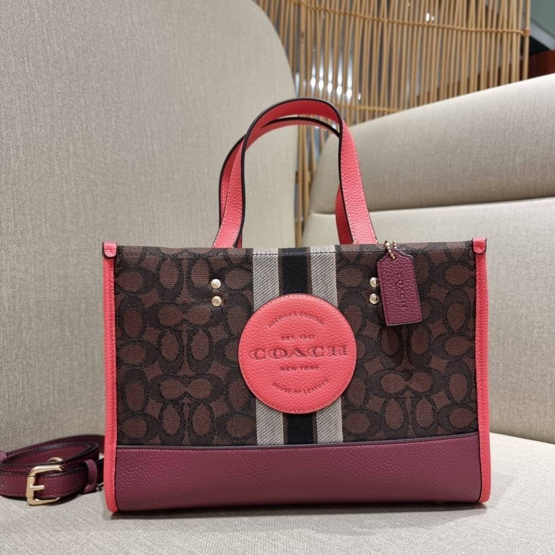 ใบใหญ่ COACH 4113 DEMPSEY CARRYALL IN SIGNATURE JACQUARD WITH STRIPE AND COACH PATCH ใบใหญ่ จุใจ คอลเลคชั่นใหม่ สีที่สาวๆรอคอย สวยคม ละมุนและมีความหรูในตัว กับกระเป๋าทรงโท้ท ไซส์ใหญ่ที่สามารถจุของได้แบบไม่ต้องกังวล ฟังก์ชั่นการใช้งานสะดวกที่สุด มีทั้งสายค