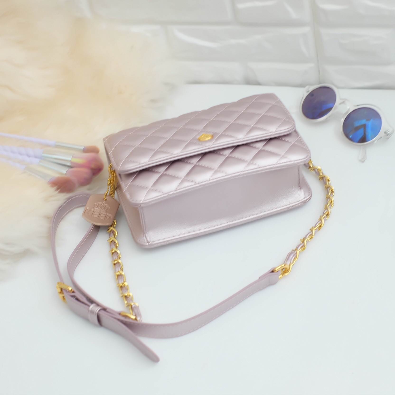 สีใหม่ล่าสุด ( Rose Gold ) ทรงขายดีที่สุด KEEP รุ่น Florence Flat bag สี Limited เฉพาะปีนี้เลยค่า ( จำนวนจำกัด ) ตัวกระเป๋าหนังแกะสังเคราะห์ ลายหนังสวยมากๆคะ นิ่ม-ตึง สุดๆ รุ่นนี้ จะมี 2 ขนาด คือ mini และ classic ไซด์