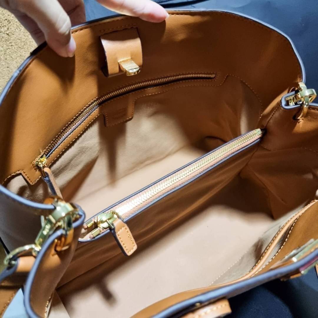 M.C.M ESSENTIAL TOTE IN VISETOS ความจุใจมาพร้อมเสิร์ฟแล้วจ้า ใครที่มองหากระเป๋าทรงโท้ทจุๆ ต้องใบนี้เลย!! กระเป๋าสะพายไหล่/ข้าง ดีไซน์ทรงสวยน่าใช้ วัสดุหนังแคนวาสสลับหนังแท้ ปากกระเป๋ามีตัวบิดล็อคแน่นหนากันของหล่นออกจากกระเป๋า ภายในโล่งกว้าง แบ่งสัดส่วนอย่