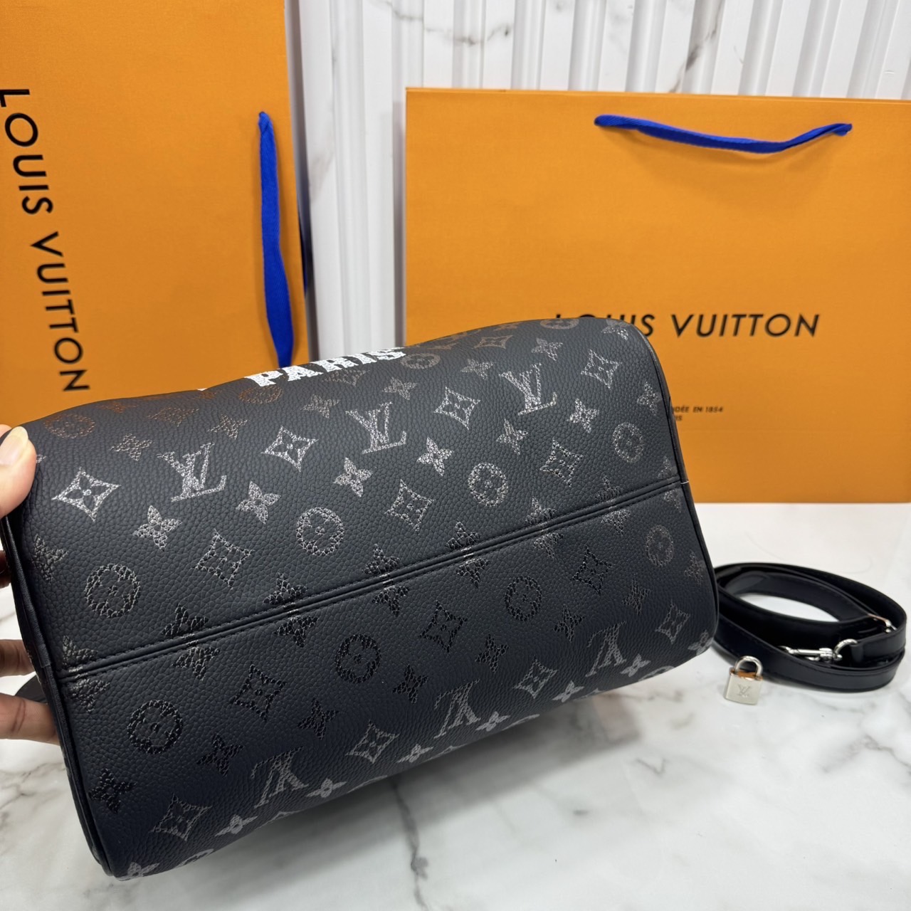 ORI หนังแท้ | LV Speedy P9 Bandoulière 30 Jackets กระเป๋าสะพายทรงหมอนสปีดี้ หนังสีดำ ประดับหมุดกระดุม ภายในบุหนังสีแดงแบบควิลต์งดงามสมบูรณ์แบบ