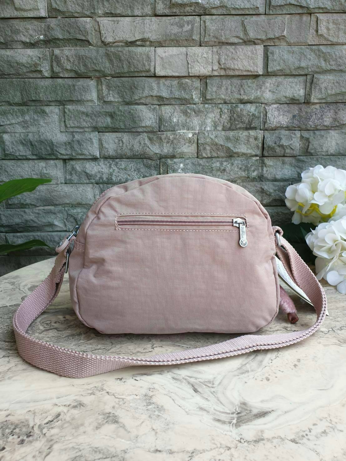 Kipling nylon shoulder bag รุ่น ( K15313 ) >>พร้อมส่งค่ะกระเป๋าสะพายข้างรุ่นใหม่ล่าสุด วัสดุไนล่อน กันน้ำ บุด้วยนวมที่ฐานกระเป๋าเพิ่มความนุ่ม >>รูปทรงสวย ขนาดกระทัดรัด มีช่องกระเป๋าด้านหน้าใส่ของจุกจิกหนึ่งช่อง >>มีช่องซิปหลักนะค่ะ ด้านใ
