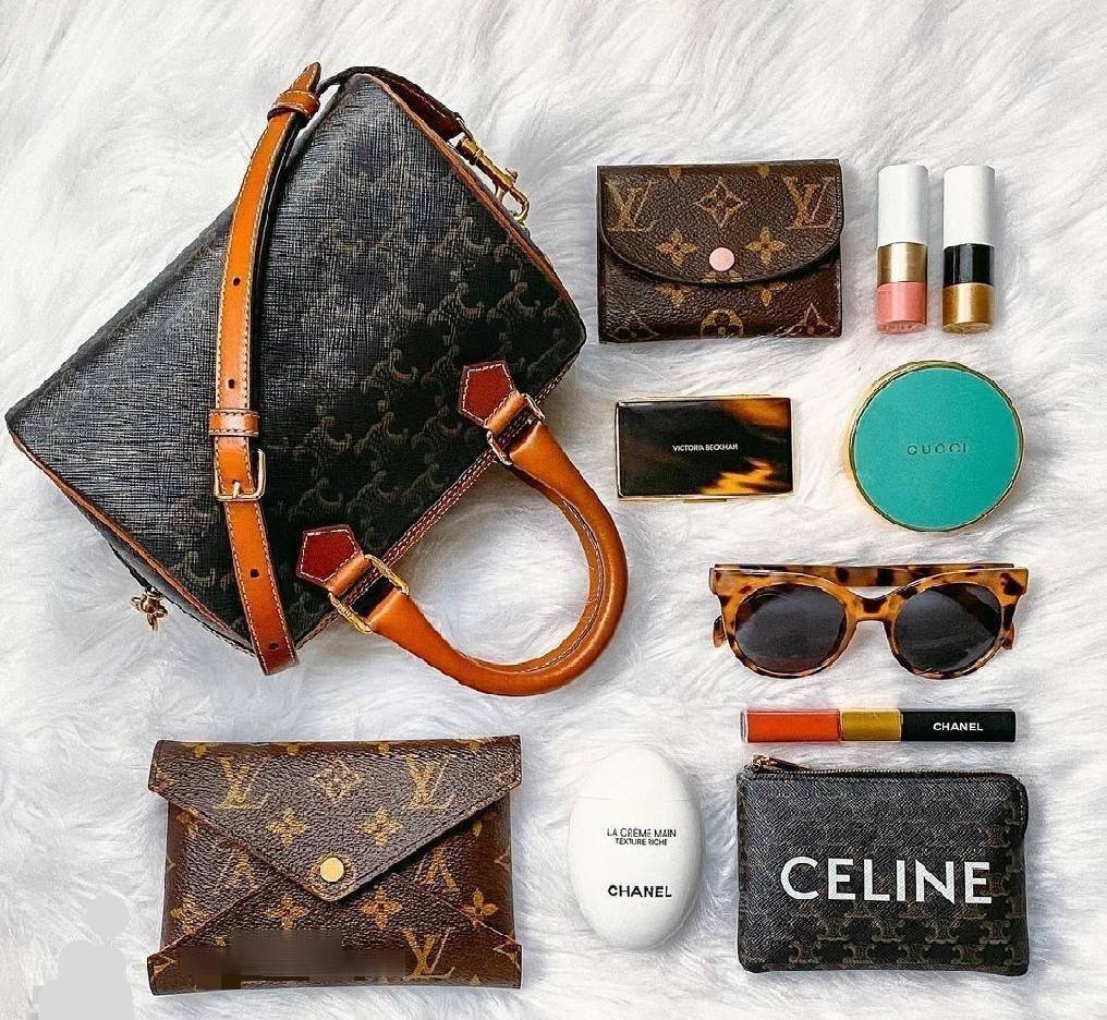 CELINE MINI CROSSBODY BAG VIP วัสดุ Triomphe Canvas สวยอยู่ทรงดีไซน์ยอดนิยมทรง Speedy ไม่มีเอ้าท์ค่ะ เปิดปิดด้วยซิปแบรนด์อะไหล่ทอง ใส่กระเป๋าสตางค์ มือถือ ของจุกจิกได้เยอะ หูจับแข็งแรงพับลงได้ พร้อมสายหนังยาวปรับระดับได้ถอดได้ อะไหล่แบรนด์สีทองหรูมีโลโก้ 