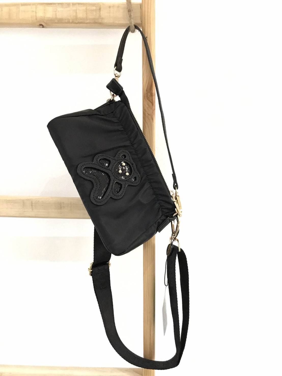 Don't Miss! PRADA NYLON CROSSBODY BAG กระเป๋าสะพายพรีเมี่ยมกิ้ฟจากเคาน์เตอร์ต่างประเทศรุ่น Limited edition วัสดุเป็น Nylon เนื้อหนาคุณภาพดีตามแบบฉบับของแบรนด์ ขนาดกำลังดี ด้านหน้าเป็นลายหมีปั๊กกลิ้ตเตอร์อะไหล่ทองสวยภายในซับ Polyester 100% สกรีนโลโก้แ