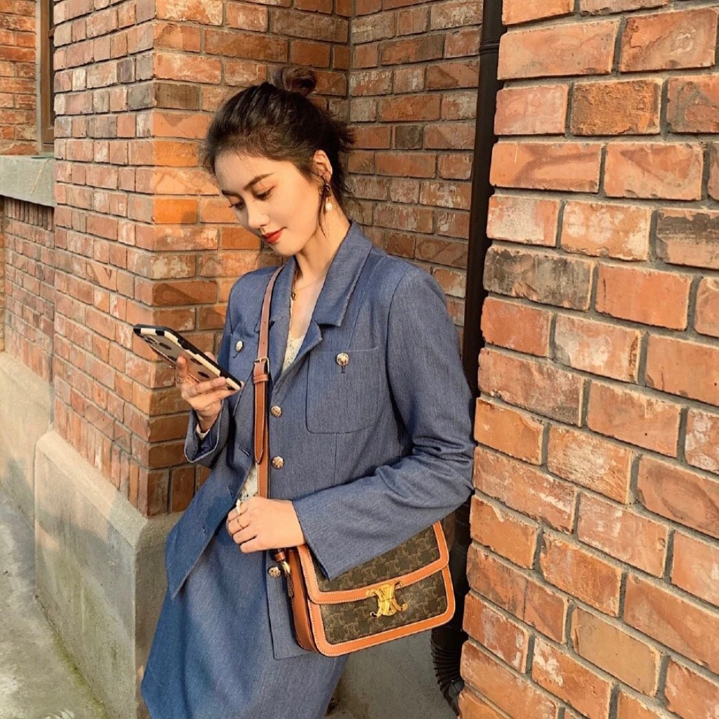 พร้อมส่งรุ่นขายดี!! CELINE CROSSBODY VIP GIFT WITH PURCHASE GWP กระเป๋าพรีเมี่ยมกิ๊ฟ Limited จาก PARFUME DUTYFREE COUNTER สวยอยู่ทรงเปิดปิดด้วยตัวล้อคด้านหน้า ภายในมีช่องใส่ของหลัก พร้อมช่องซิป ใส่กระเป๋าสตางค์กลาง + มือถือได้ ทรงนี้กำลังมาแรงมาก แมชต์ลุค