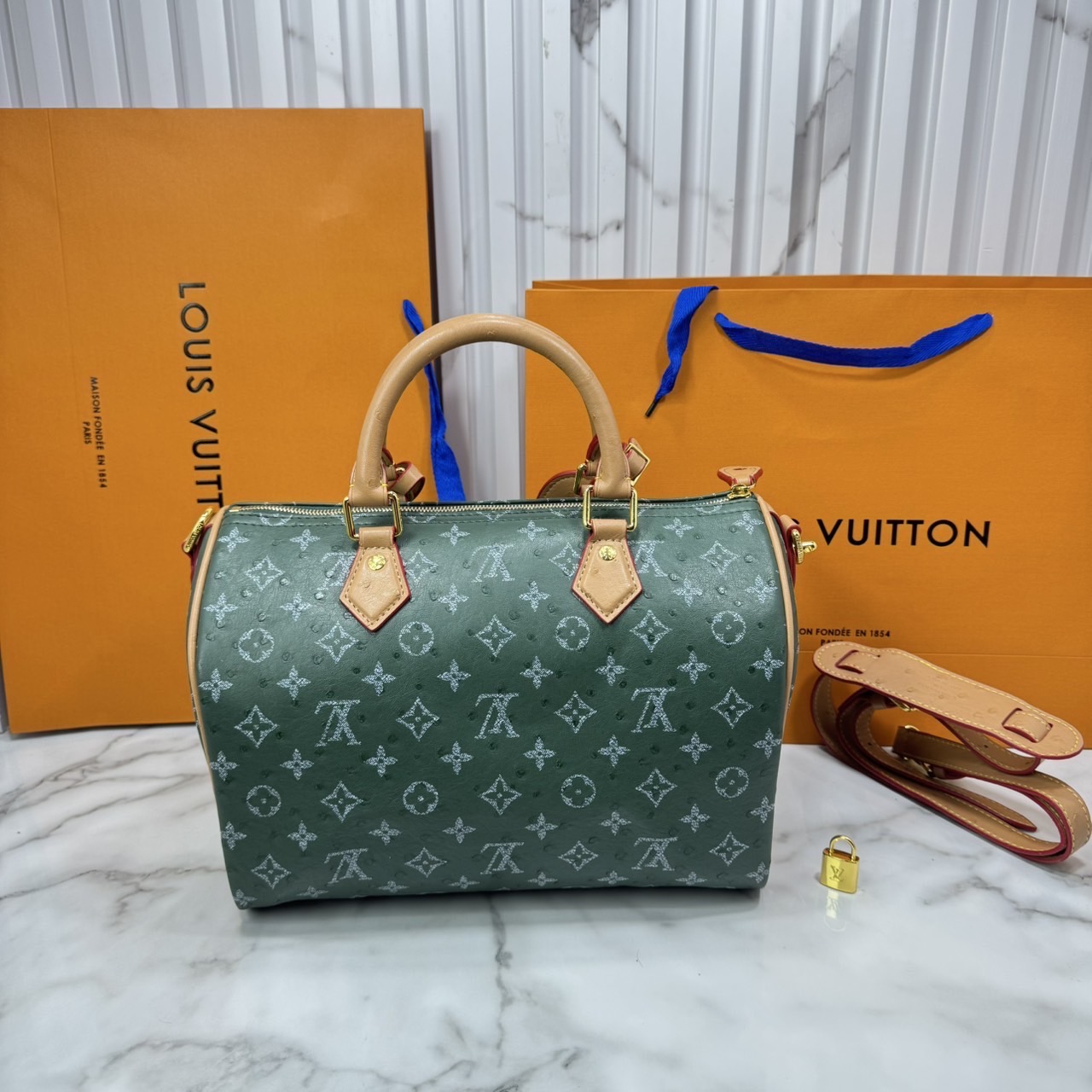 ORI หนังแท้ | LV Speedy P9 Bandoulière 30 Bag กระเป๋าสะพายทรงหมอนสปีดี้ใบใหญ่ คอลใหม่ล่าสุดหรูหราโดดเด่น แต่งลายนูนเพิ่มเท็กเจอร์เต็มใบ รูปทรงใช้งานง่ายสวยตลอดกาล
