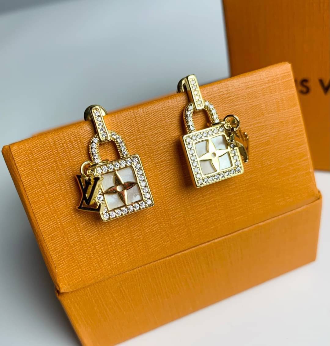 LV earring / Louis Vuitton earring ต่างหูหลุยส์ เกรดออริจินอล งานเคลือบโลหะทอง ไม่ลอกไม่ดำ เงาสวยคล้ายของจริงมากที่สุด สวยหรูหรา ผู้ดี ไฮโซสุดๆ งานเล่นไฟสวยมากค่ะ คอนเฟิม !!!!! เกรดสั่งทำแบบละเอียดที่สุด เก็บรายละเอียดครบ ปั้มโลโก้ สวยมากค่ะ