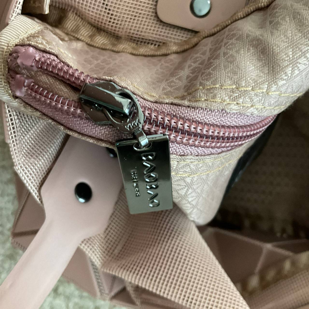 BAO BAO ISSEY MIYAKE LUCENT ONE-TONE กระเป๋าสะพายไหล่ ทรงโท้ท ใบใหญ่สวยมาก ปรับได้หลายทรงตามเอกลักษณ์เฉพาะของแบรนด์นี้ วัสดุ 100% POLYESTER PARTLY: SYMYHETIC LEATHER ด้านในใส่ของได้เยอะมาก ใส่ไอแพด สมุดโน้ตได้สบายเลย วัยทำงานหรือวัยนักศึกษา อย่างน้อยต้องม