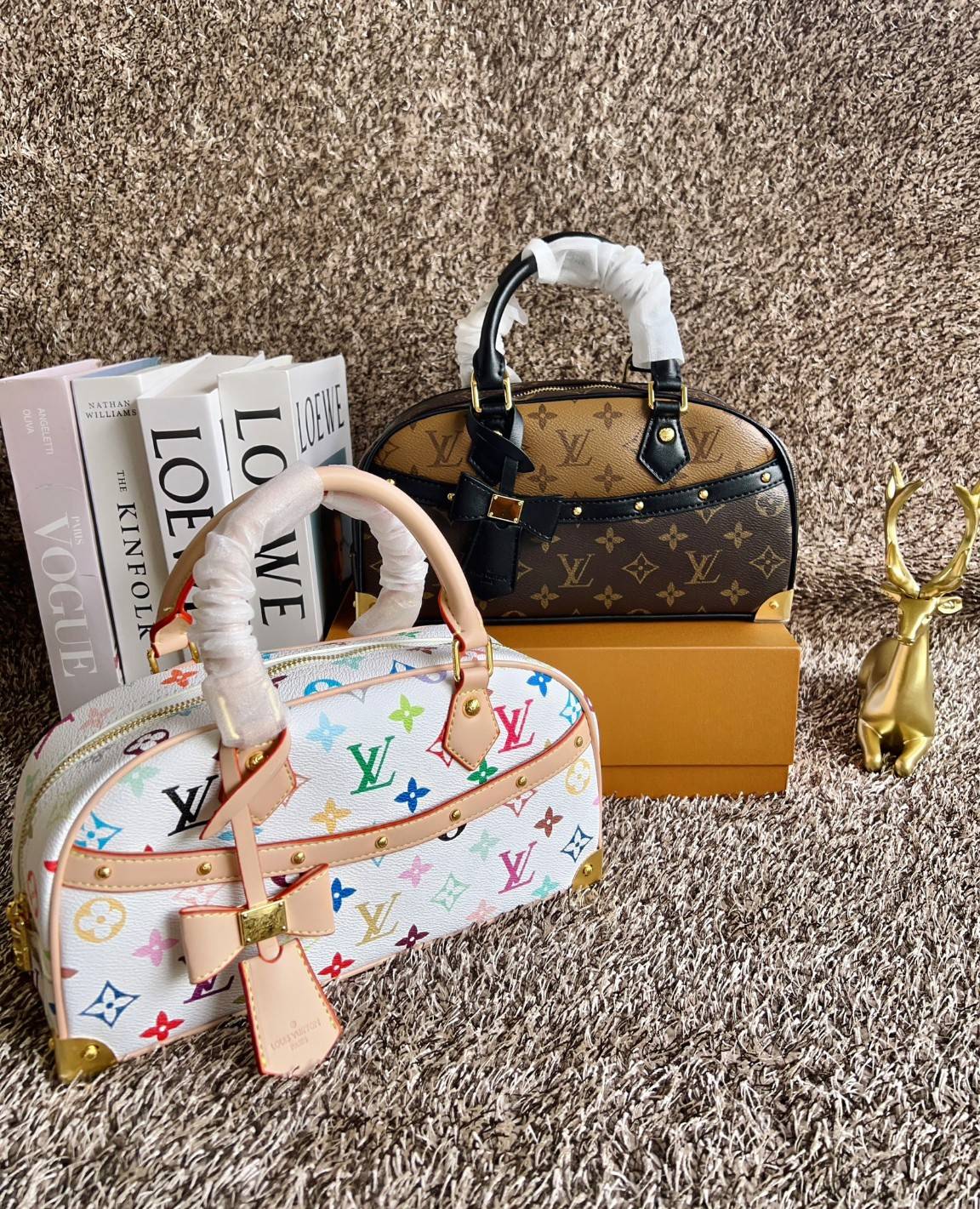 ORI หนังแท้ | LV x TM Handbag East West Murakami ซีซั่นนี้จะเป็นรุ่นไหนไปไม่ได้นอกจากรุ่นใหม่ล่าสุด พิมพ์ลายโมโนแกรมทั้งใบทรงล้ำสมัย หนังแท้นิ่มอย่างดี ประดับด้วยหมุดโลหะสีทองสุดหรูค่ะ