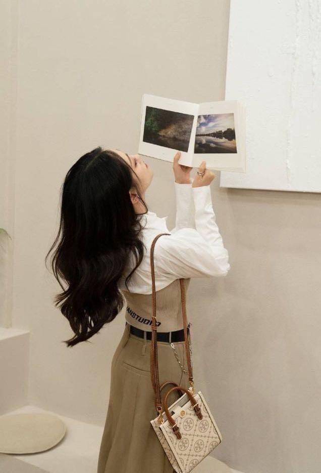 TORY BURCH T MONOGRAM EMBOSSED MINI TOTE สุดหรูกับกระเป๋าสะพายทรงโท้ท ไซส์มินิ ที่สร้างความหรูหราให้ตัวกระเป๋าด้วยดีเทลลายนูน แต่งแต้มลวดลายเอกลักษณ์ สีลูกคุณมากๆ!! วัสดุหนังแท้ ผิวสัมผัสดี ปากกระเป๋ามีแถบแม่เหล็กกันของหล่นได้ ภายในโล่ง ใส่ของจำเป็นได้ โท