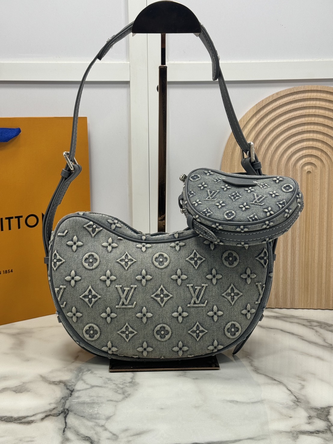 LV Croissant MM Monogram Denim Bag กระเป๋าทรงครัวซองต์ เดนิมสไตล์วินเทจ ปั้มนูนโลโก้ลายโมโนแกรม สวยชิค ฉ่ำก่อนใคร ด้วยดีไซน์สุดเก๋แบบทำถึง เพิ่มดีเทลน่าใช้ด้วยใบลูก ที่แยกออกมาใช้ได้ ใส่เหรียญใส่ของจุกจิกได้ บอกเลยว่าสะพายไปไหนก็สวยโดดเด่นกว่าใคร