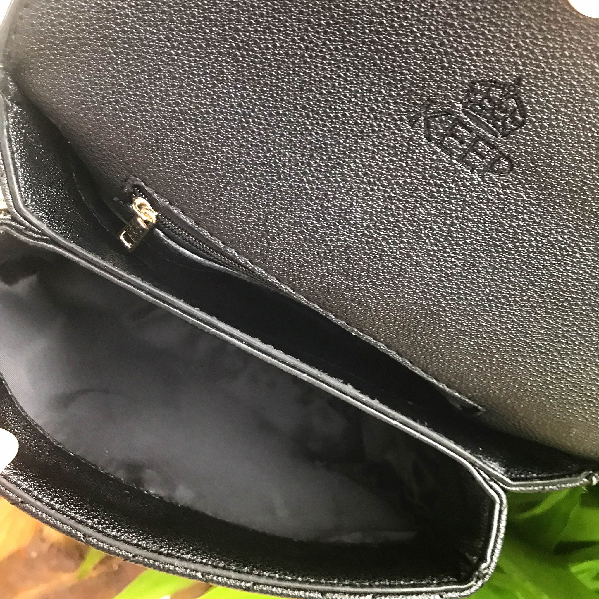 ครตามหากระเป๋าใบเล็กแนะนำ ใบนี้เลยค่าจากแบรนด์ KEEP จะแต่งตัวสไตล์ไหนก้อเอาอยู่ • รายละเอียดกระเป๋า > กระเป๋า หนังลาย คาเวียร์ ดูแลรักษาง่าย ทนทาน > ตัดกับอะไหล่ทอง อย่างดี > ลายกระเป๋าคลาสสิค ใช้ได้ไม่มี Out > มี พวงกุญแจรุ่นพิเศษจากแบรนด์ตกแ