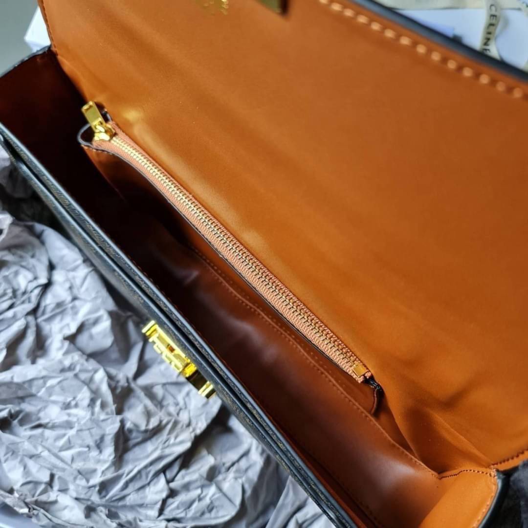 CELINE Women Chain Bag Triomphe in Triomphe Canvas-Tan / CELINE TRIOMPHE CHAIN SHOULDER BAG / CELINE WOMEN WINTER 21 ก็ปังๆ ยาวๆ ไปเลยสิคะ กระเป๋าดีไซส์ใหม่ ใหญ่กว่าเดิม จุของได้เยอะ งานหนังแคนวาสสวยหรู สวยมากกก เก๋มาก ต้องมีแล้วค่าา แบบใหม่ล่าสุด งานพึ่ง