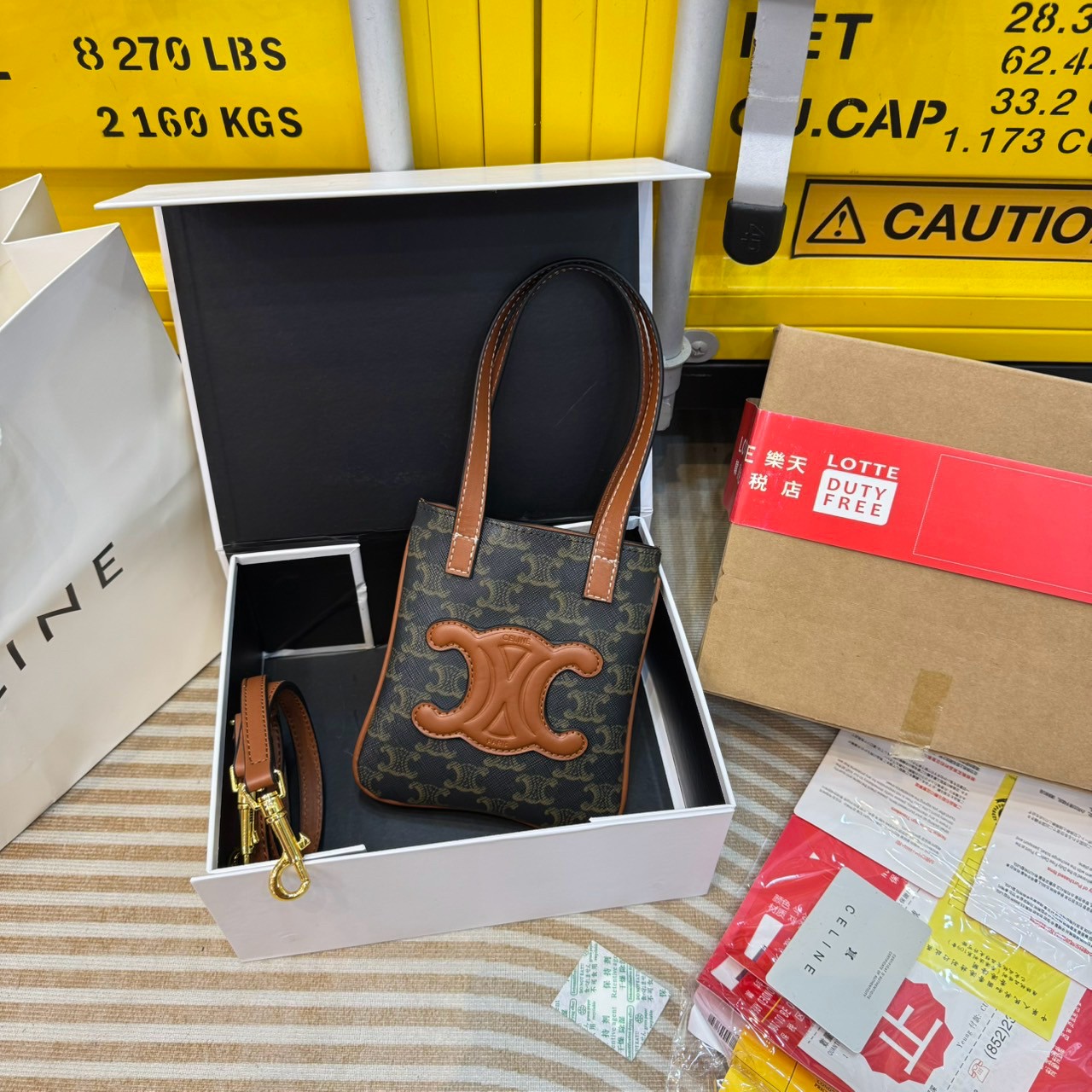 CELINE MICRO CABAS in Triomphe canvas and Leather กระเป๋าโท้ทมินิไมโครไซส์ กะทัดรัดปุ๊กปิ๊ก ฮอตสุดในเกาหลี ดีไซน์สุดคลาสสิค โดดเด่นด้วยโลโก้หน้าไซส์จัมโบ้