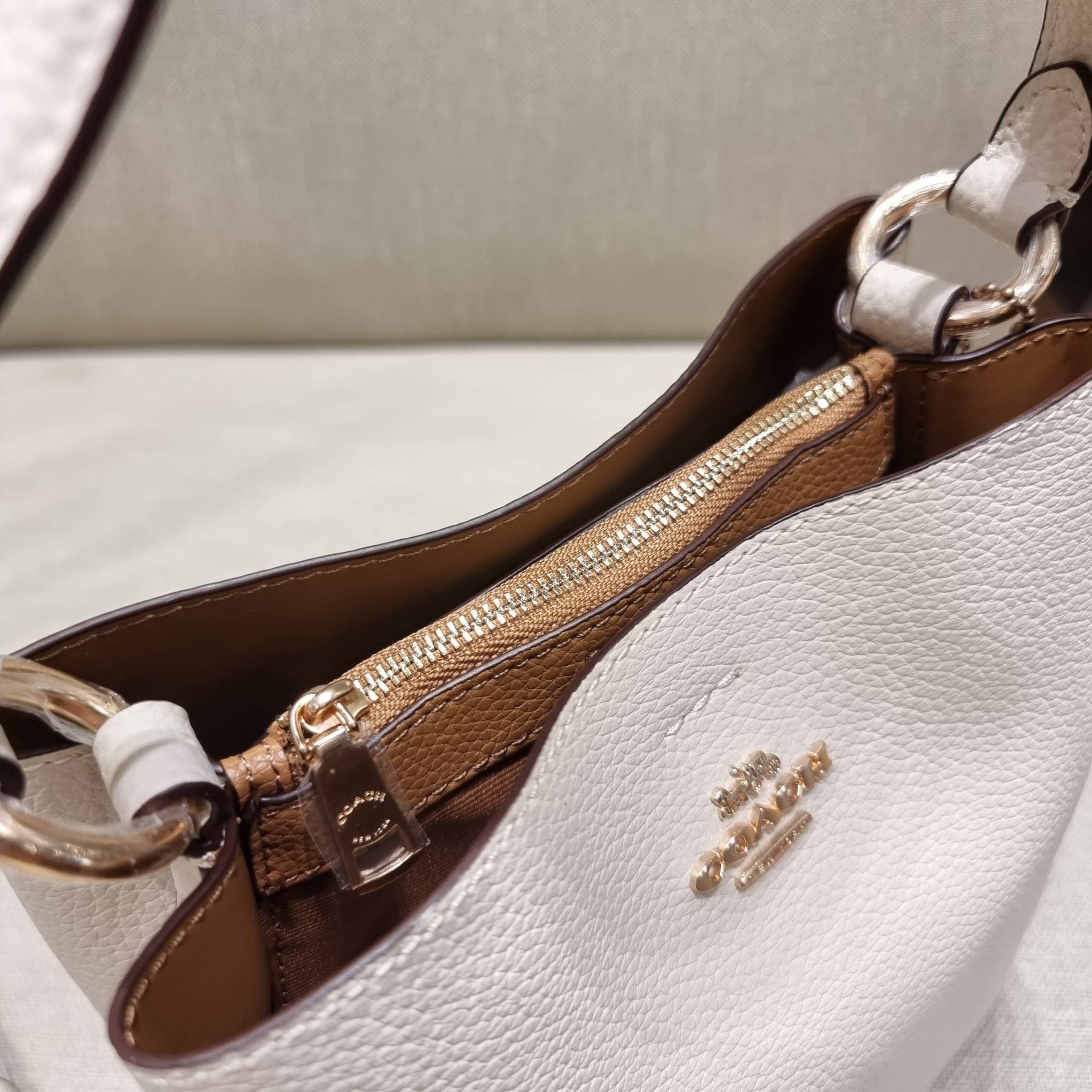 COACH 1011 SMALL TOWN BUCKET BAG รุ่นยอดนิยมใบเล็ก กระเป๋าทรงบัคเก็ต สีคลาสสิคเรียบหรู ตัดกับโลโก้สีทองดูโดดเด่น วัสดุหนัง pepble สวยคมทุกมุมจริงๆ!! เปิด-ปิดด้วยกระดุมแม่เหล็กทั้ง 2 ฝั่ง ภายในเป็นช่องโล่ง มาพร้อมสายสะพายปรับได้ตามตัว ขนาดใบนี้กำลังสวย สะพ