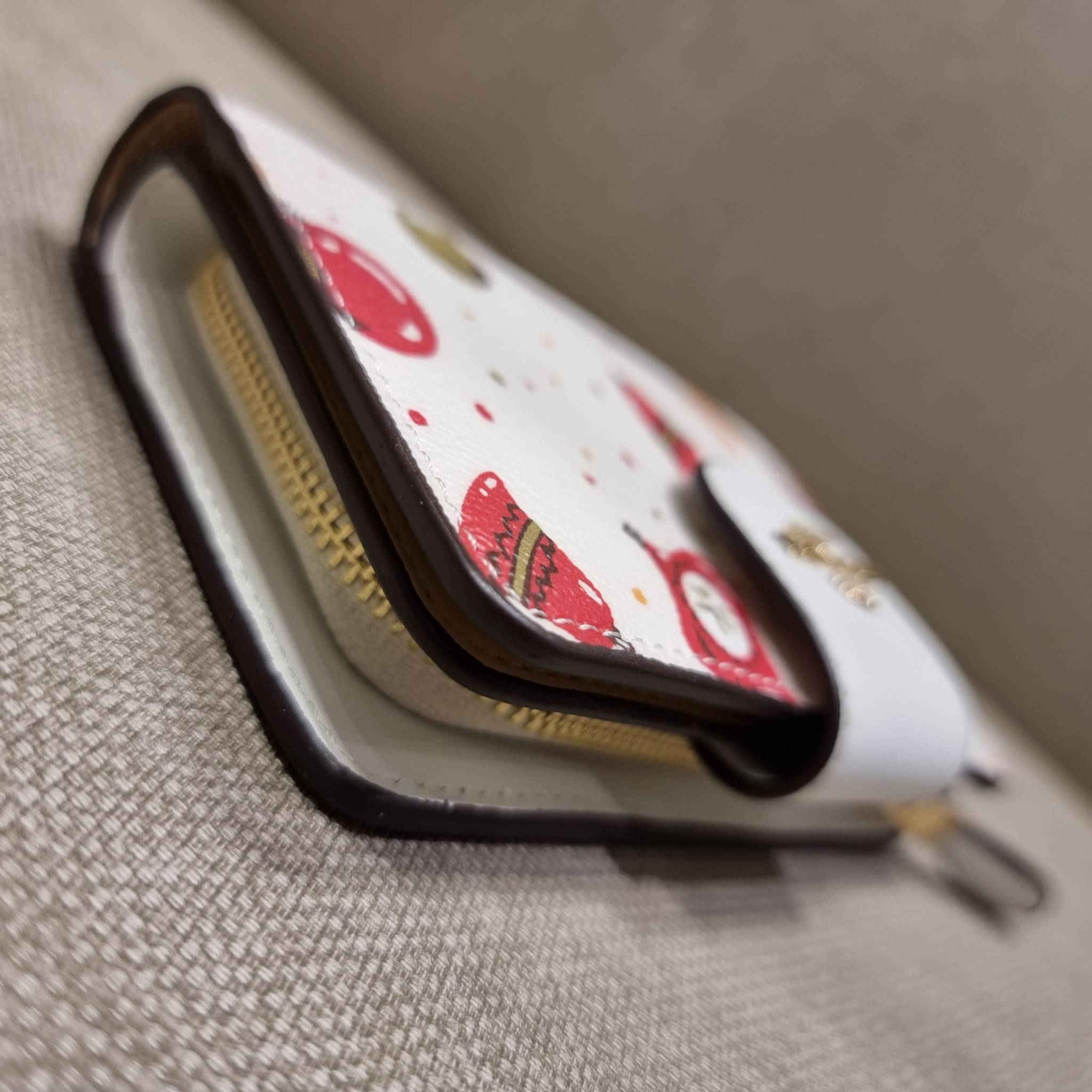 COACH C7414 MEDIUM CORNER ZIP WALLET WITH ORNAMENT PRINT คอลเลคชั่นใหม่ กระเป๋าสตางค์ใบกลาง ดีไซน์ใหม่ สุดหรู คละลายพริ้นท์เต็มใบ น่าใช้ไปอีก วัสดุหนังแคนวาสเคลือบลาย ภายในมีช่องใส่บัตร ใส่ธนบัตรได้ครบ และมีช่องซิปแยก ใบจริงสวยมากๆ แนะนำจ้า ราคาสุดคุ้มครบ