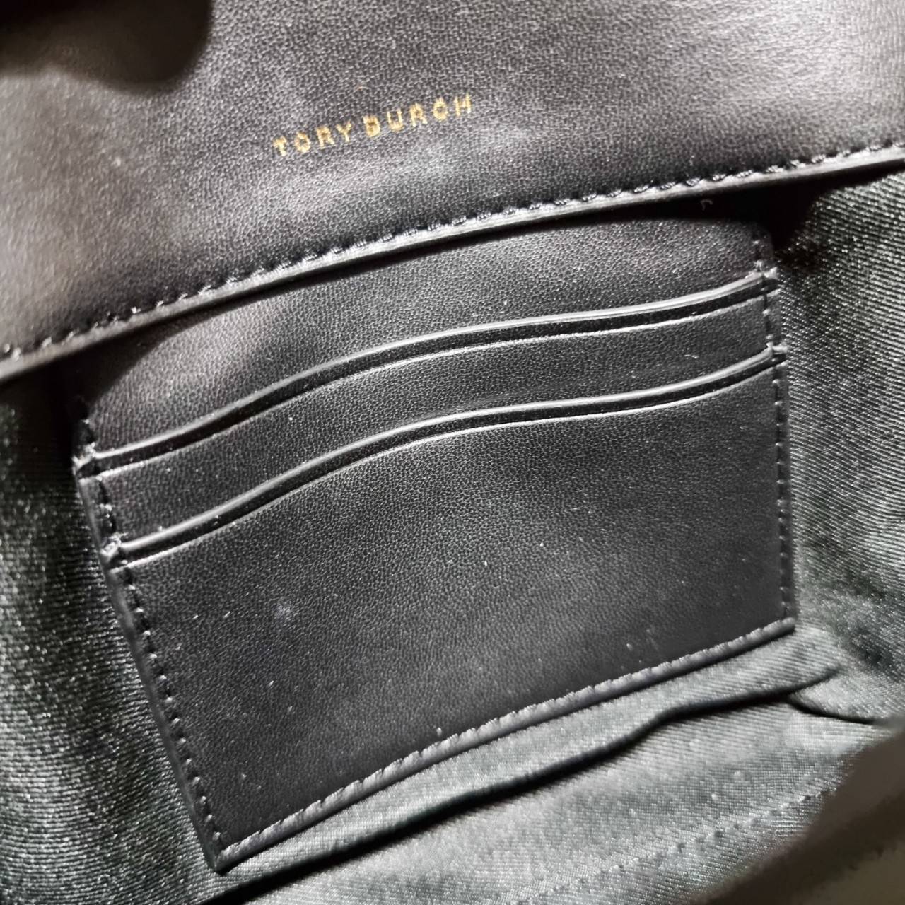 TORY BURCH KIRA CHEVRON EMBELLISHED LOGO MINI BAG ตามคำเรียกร้องจ้า!! ไซส์มินิ สะดวกใช้ พกพาง่าย สไตล์คุณหนู!! กระเป๋าสะพายข้าง ดีไซน์ทรงคลาสสิค โดดเด่นด้วยโลโก้ดีไซน์ประดับเม็ดสี เพิ่มมูลค่าและดึงดูดสายตามากขึ้น วัสดุหนังแกะ สัมผัสนิ่มมือ เปิด-ปิดด้วยกระ