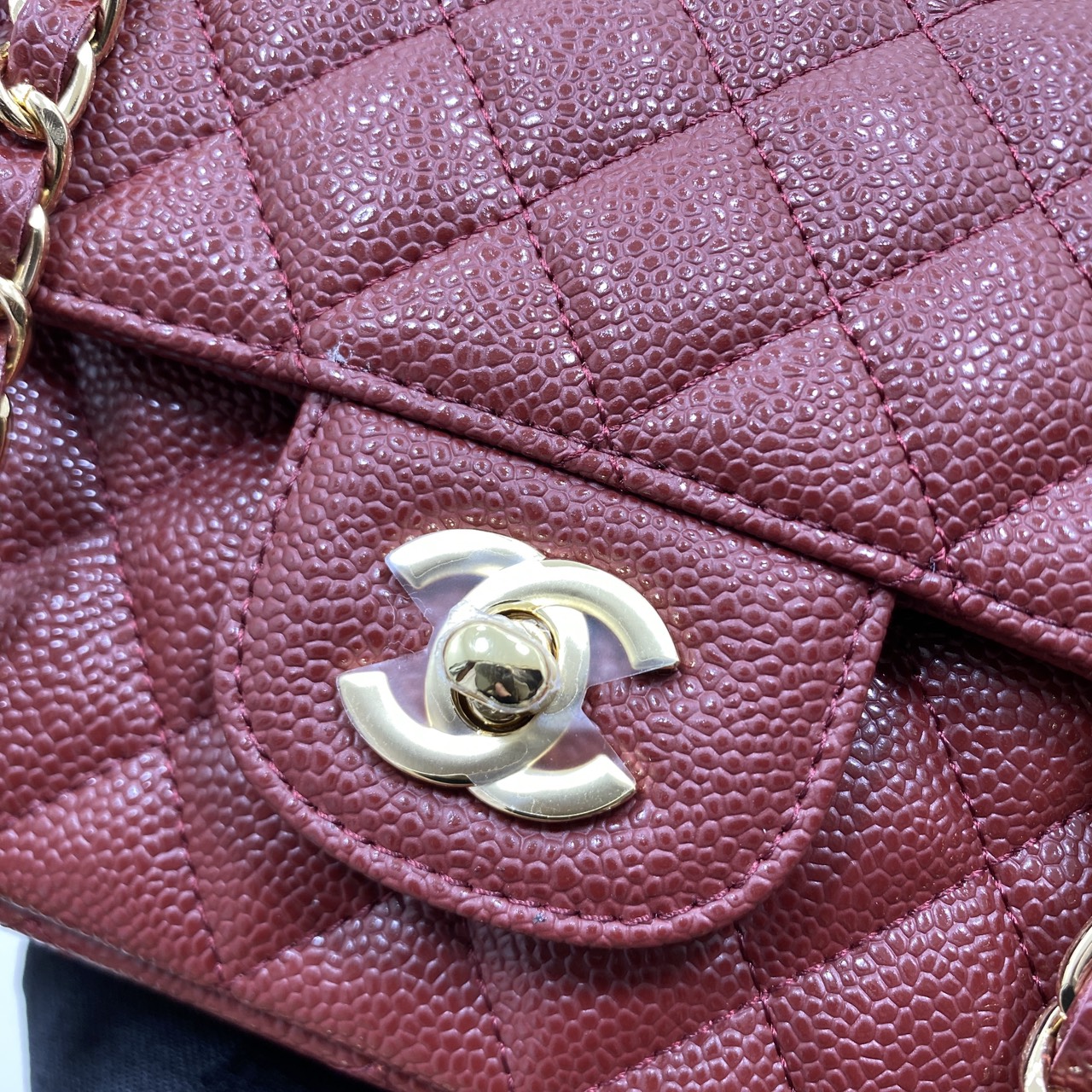 ORI หนังแท้ | CHANEL Classic Medium Flap Bag 25cm กระเป๋าสะพายคลาสสิกรุ่นยอดนิยมตลอดกาล ดีไซน์เรียบหรูหราขับผิว งานหนังแท้ อะไหล่ทองหรูหรา สุดยอดเดอะเบสท์ไอเท็ม