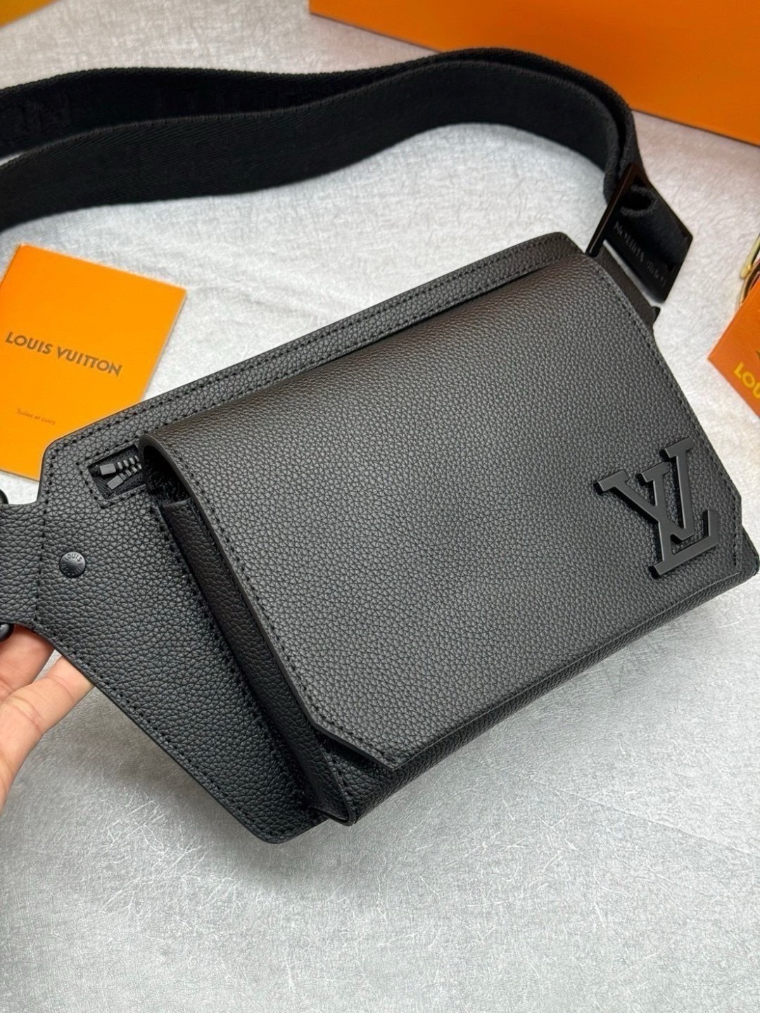 ORI | LV Sling bag Takeoff model / lvbeltbag กระเป๋าคาดอก หนังแท้ลายเกรนสีดำ ดีไซน์เรียบหรู 🤍 เกรดออริจินอล เทียบแท้ ใช้งานได้ทั่วโลก