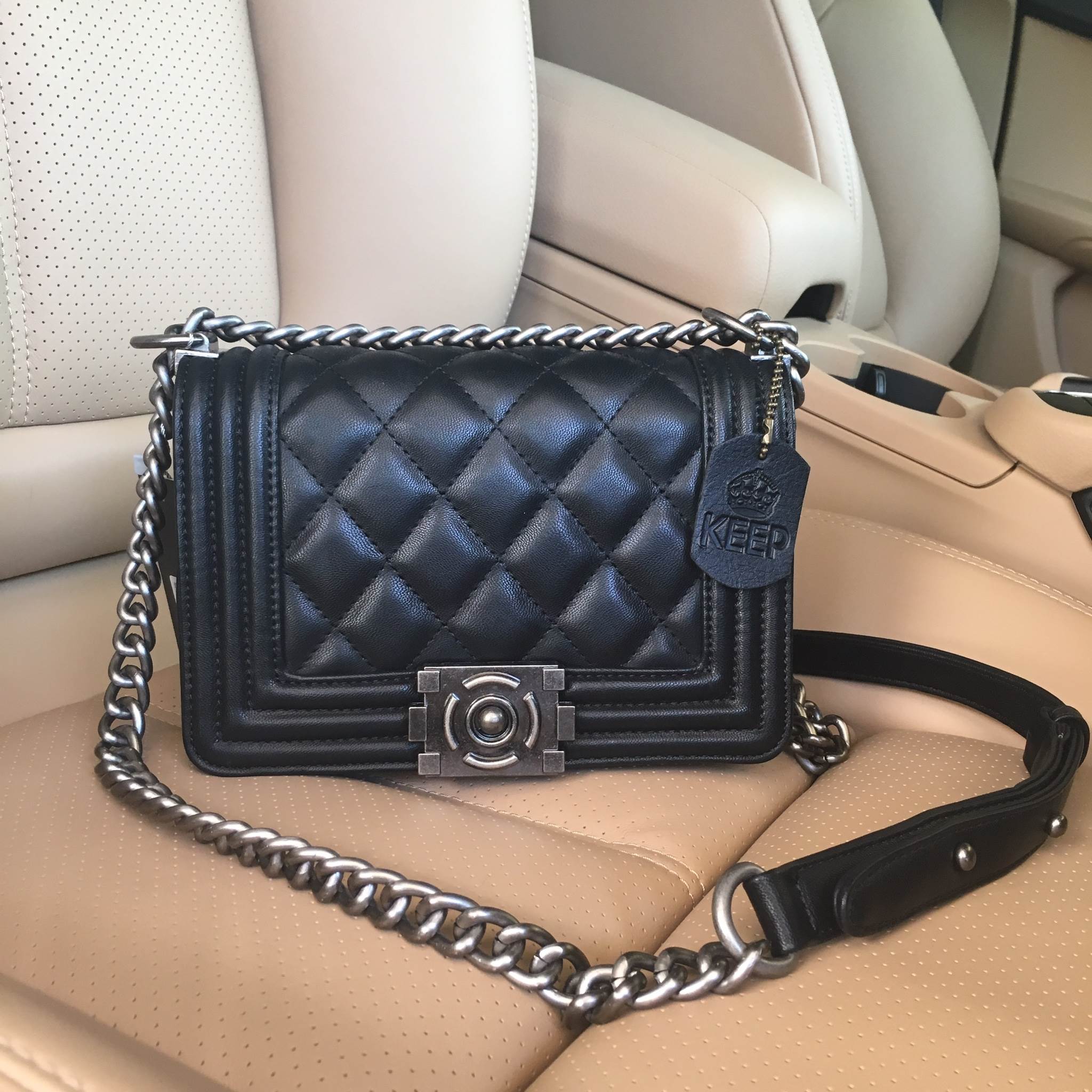ใหม่ Size 8 นิ้ว มินิๆ น่ารักมาก ทางร้าน ได้กระเป๋า จากแบรนด์ KEEP รุ่น KEEP shoulder Luxury Quited bag สวย หรู เท่ มากๆ เลยน๊า กระเป๋าอยู่ทรง หนังแกะสังเคราะห์นิ่มตึงสวยมากคะ สายโซ่ มีที่รองไหล่ สะพายสบายคะ สายปรับ สั้น ยาวได้คะ ใบจริงสวยมาก เข้ากับชุดได