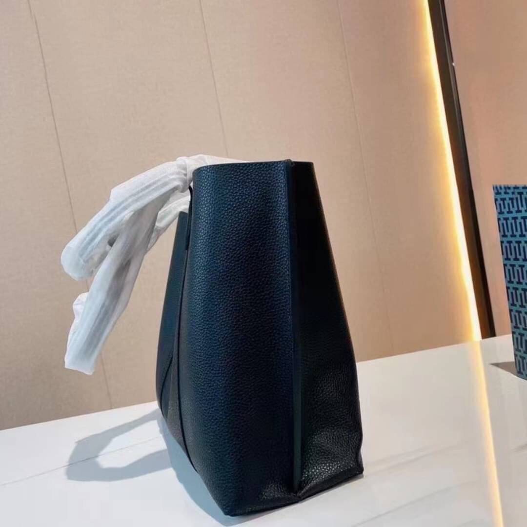 Tory Burch Perry Triple Compartment Tote Bag ออกแบบเพื่อเหมาะใช้งานได้ในชีวิตประจำวัน ใช้วัสดุผสมผสานช่วยให้กระเป๋าเป็นทรงสวยโดยยังคงคุณภาพนิ่ม สวยงามด้วยหนังวัวแท้ เรียบหรูและคลาสสิค สามารถใช้เป็น every day bag ภายในมีช่องแยกใช้งานอย่างชัดเจน ขนาดที่กำลั