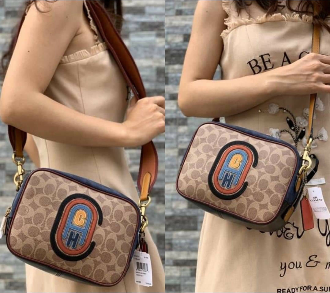 OUTLET 】COACH Camera Bag In Colorblock With Coach Patch (COACH F79278) 🍁หายากมากๆแล้วรุ่นนี้**จะถือ หรือสะพาย ได้ตามใจสั่ง //วัสดุหนังแท้เต็มใบ คุณภาพหนังดีมากๆ ปักโลโกตัวC ด้านหน้า ดูดีแบบไม่ซ้ำใคร //มาพร้อมสายสะพาย 2 สาย >>สายหนัง และสายสป