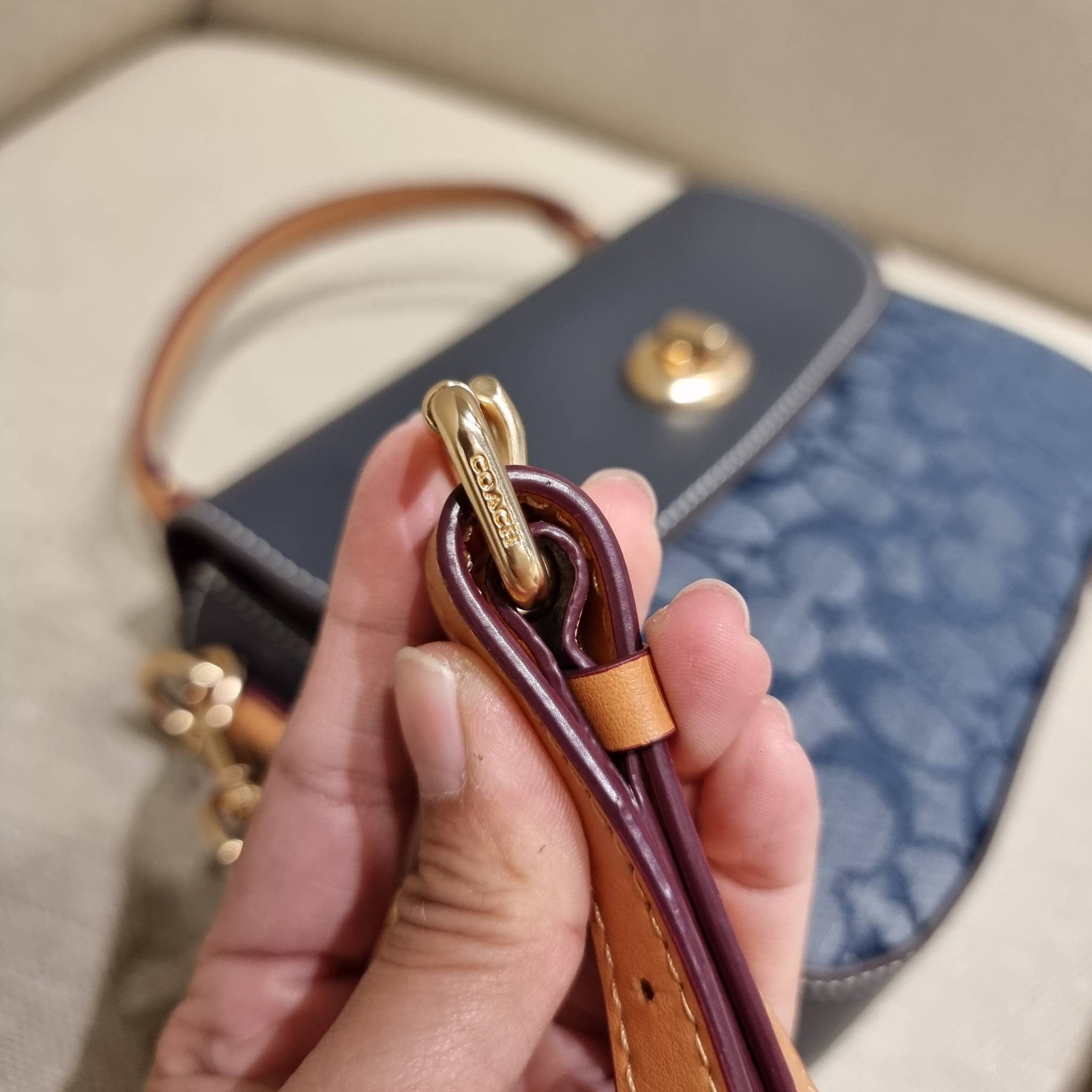 COACH C4921 MARLIE TOP HANDLE SATCHEL IN SIGNATURE CHAMBRAY กระเป๋าถือ/สะพายข้าง มีดีไซน์ยูนีค โดดเด่น ตกแต่งโลโก้ด้านข้างอะไหล่ทอง วัสดุผ้าแชมเบรย์ ทอเส้นลายสวย เปิด-ปิดด้วยตัวล็อคแน่นหนา ภายในเป็นช่องโล่ง ใส่ของได้ครบครัน มาพร้อมหูจับในตัวและสายสะพายข้า