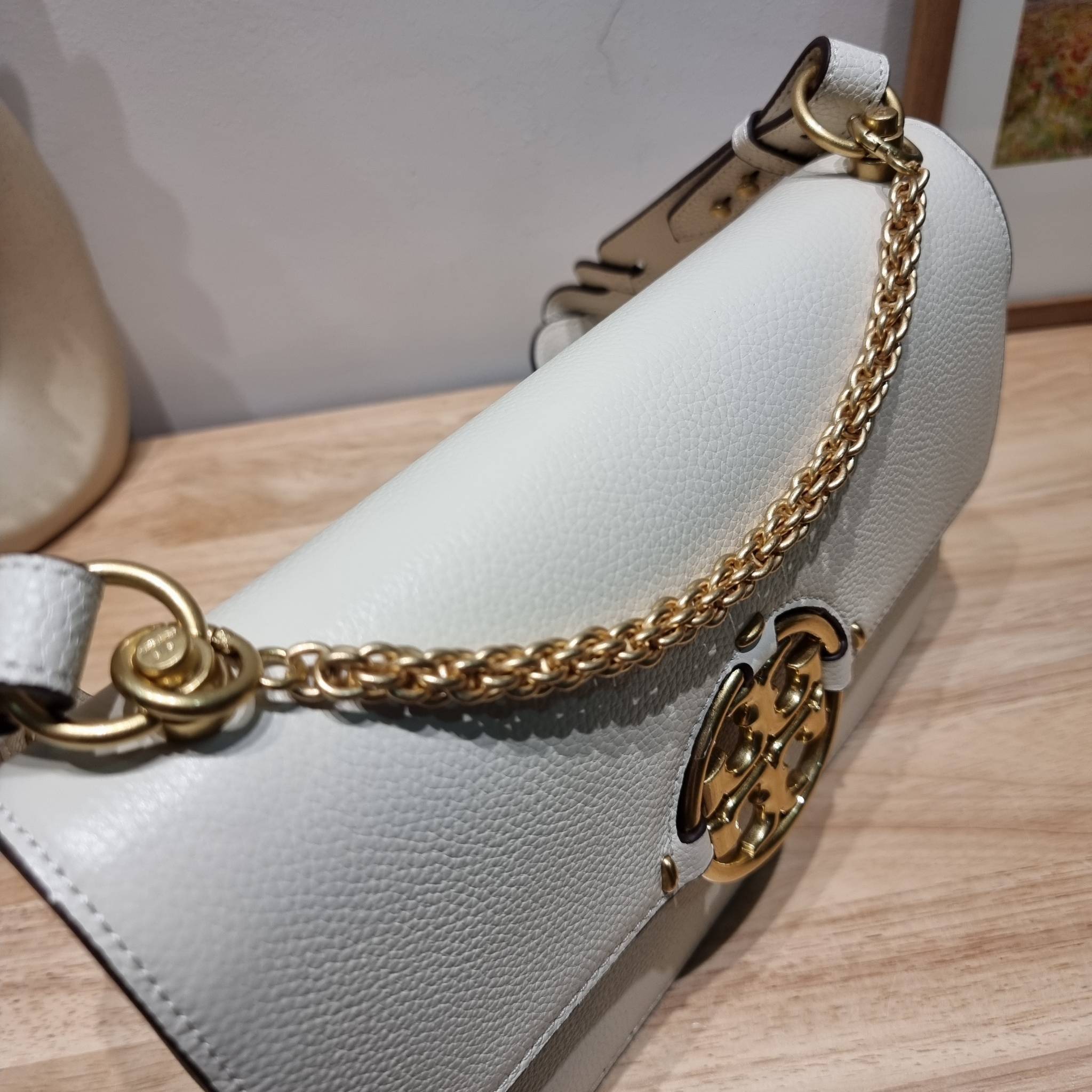 TORY BURCH MILLER SHOULDER BAG / Tory Burch Bag รุ่นยอดนิยม รุ่นหายาก รุ่นที่สาวๆตามหา ใบนี้เลย!! สวยหรู ผู้ดีทุกสี กระเป๋าสะพายไหล่ ดีไซน์อยู่ทรง คลาสสิคแฝงความหรูด้วยโลโก้สีทองอร่ามโดดเด่น