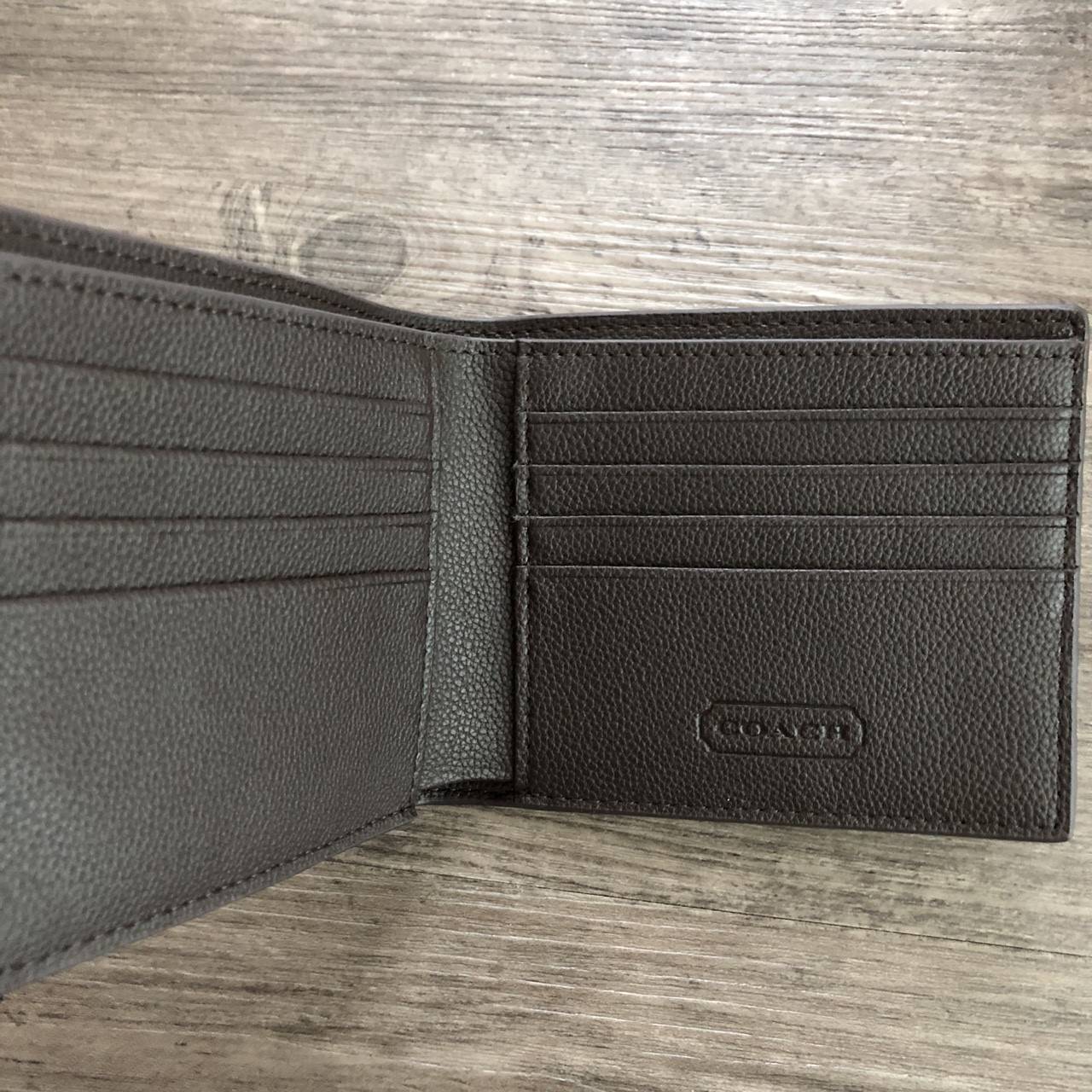 COACH Compact ID Wallet in Sport Calf Leather กระเป๋าสตางค์ใบสั้น ภายในมีช่องใส่บัตร, ธนบัตร มาพร้อมกระเป๋าใส่บัตรใบเล็กอีก 1 ใบ จะมอบเป็นของขวัญหรือใช้เองก็แนะนำค่ะ