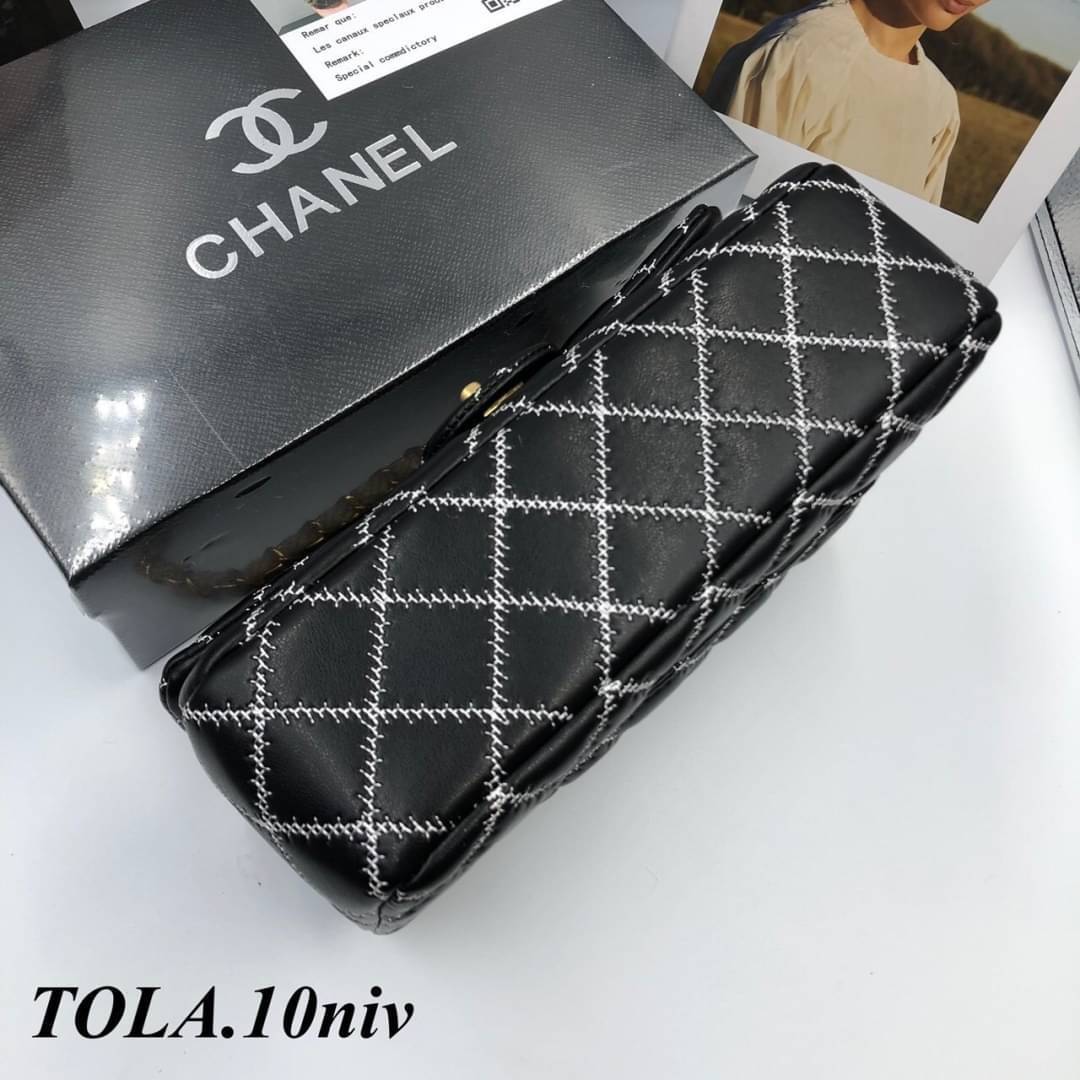 CHANEL Classic 10" รุ่นใหม่ หนังเรียบตะเข็บตารางสีขาวสวยคลาสสิค โดดเด่นด้วยสายโซ่สีทองร้อยเชือกสวยหรู พร้อมส่งที่ไทยไม่ต้องรอพรีฯ
