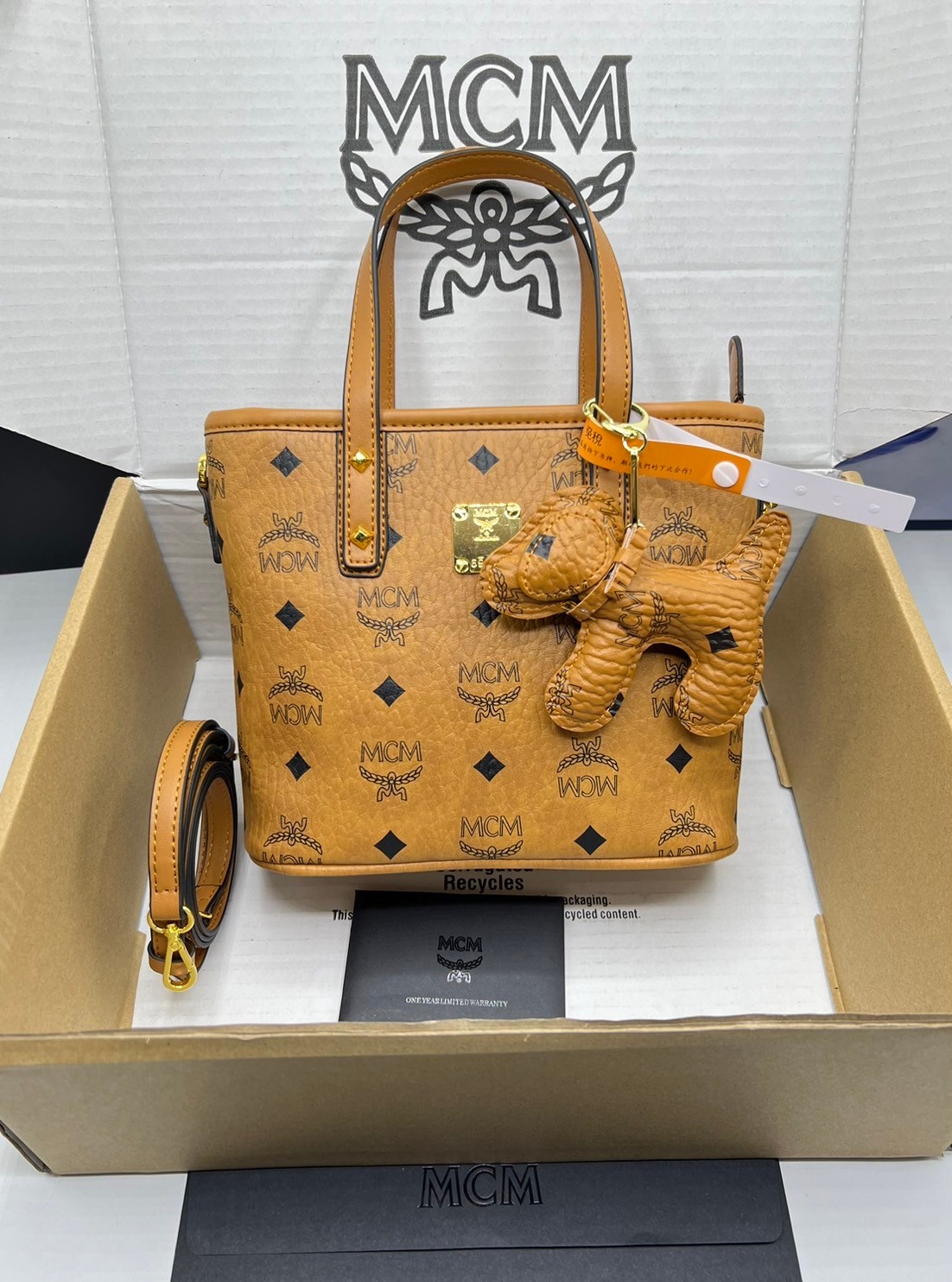 M.C.M Mini Anya Top Zip Shopper in Visetos กระเป๋าทรงโท้ท พร้อมพวงกุญแจน้องหมาห้อย พิมพ์ลายสวยงาม เกรดท็อปออริ 1:1 สลับแท้