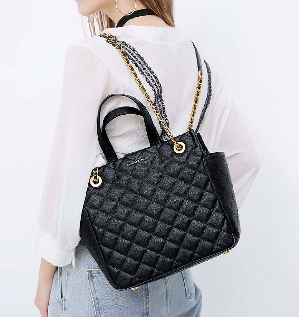 CHARLES & KEITH HANDBAG กระเป๋าถือหรือสะพายดีไซน์สวยหรูวัสดุหนังคาเวียร์อยู่ทรง ด้านหน้ามีโลโก้ ด้านข้างมีช่องใส่ของ มีหูจับถนัดมือ พร้อมสายสะพายโซ่มีที่รองบ่าสามารถใช้สายคู่สะพายไหล่หรือสายเดี่ยว Crossbody ได้ มีหมุดรองฐานกันรอย ภายในมีช่องซิปเเละช่องใส่