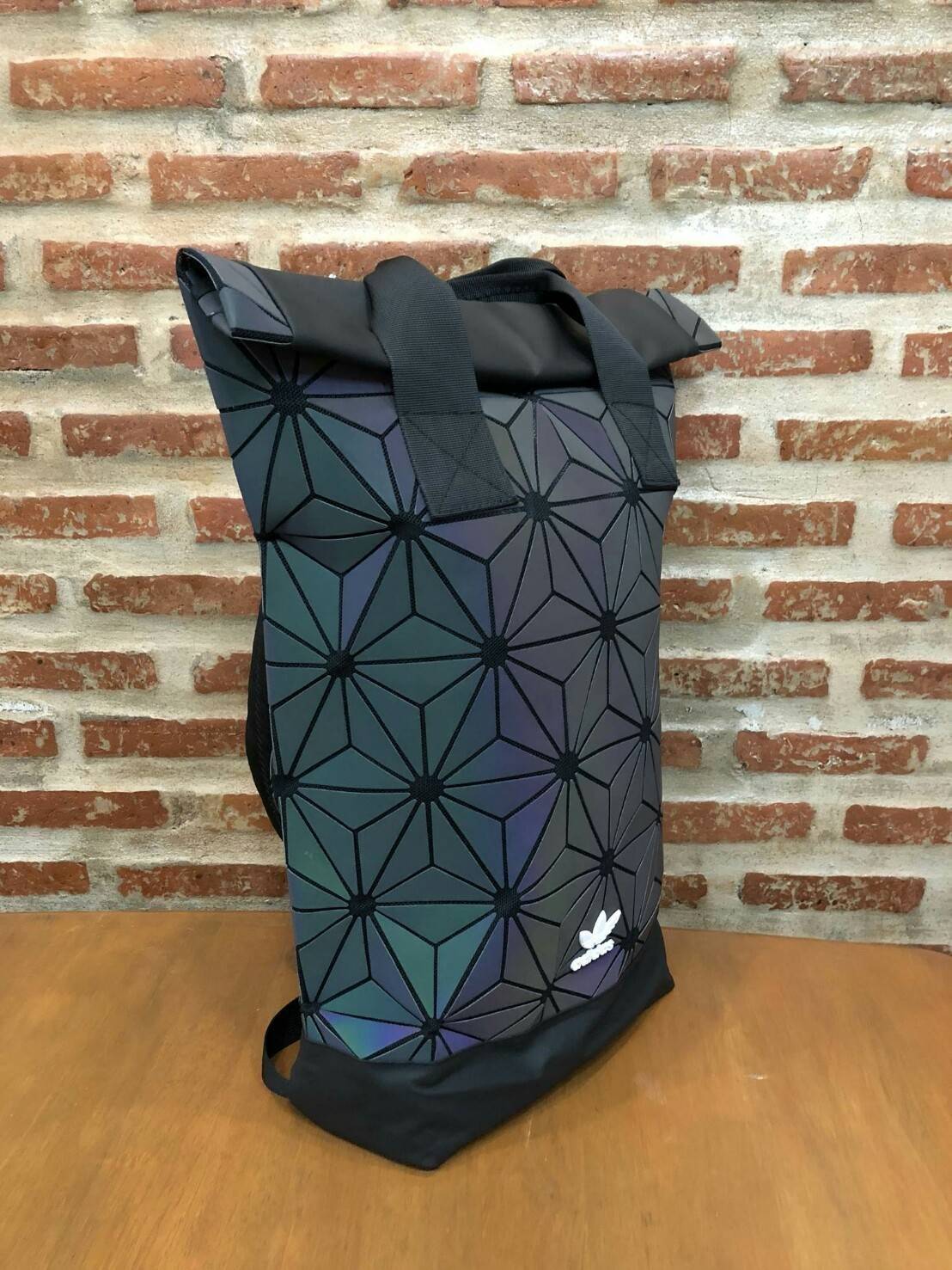 Adidas Originals BP Roll Top 3D Mesh 2017 Backpack Bag DH0100 กระเป๋าเป้สะพายหลัง สีใหม่ ดีไซน์แบบ 3 มิติ วัสดุ polyurethane ใช้ลูกเล่นของเหลี่ยม และมุมเชื่อมเข้าหากัน การออกแบบกระเป๋าเป็นเหมือนถุงทรงสูง ส่วนปากกระเป๋า เปิดปิดแบบตีนตุ๊กแกม้วนพับ และติดกระ