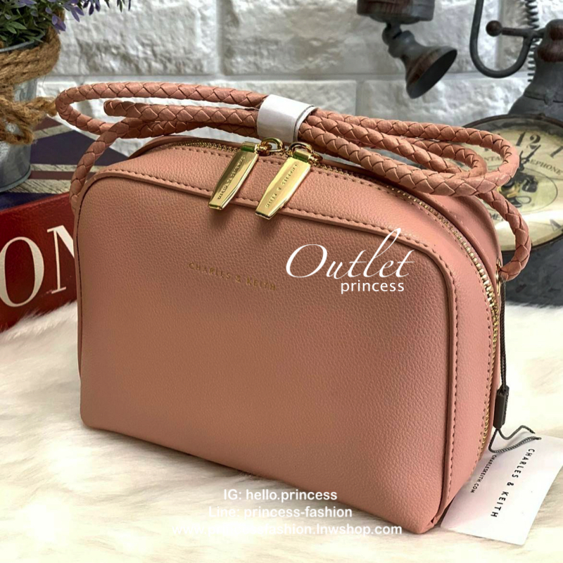 CHARLES & KEITH METAL PUSH LOCK CROSSBODY BAG รุ่นฮิตขายดีมีมาพร้อมส่งแล้วจ้า กับกระเ๋าสะพายไซส์น่ารัก วางอยู่ทรง เปิดปิดด้วย ตัวล็อกด้านหน้า ด้านในแบ่งเป็น 2 ช่องมีช่องซิปตรงกลาง จุของได้เยอะพอควรเลยค่ะ ใส่ iPhone plus ได้สบายๆ และของจุกจิกที่จำเป็น รุ่น