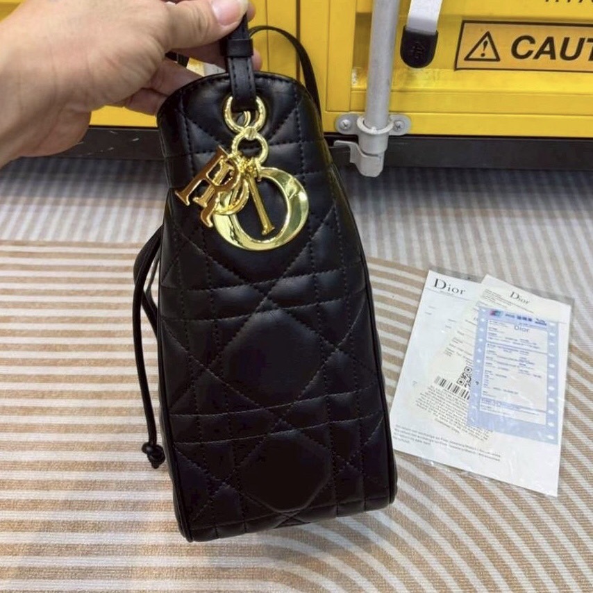 Dior Medium D-Motion Bag กระเป๋าสะพายทรงบัคเก็ต โดดเด่นด้วยดีไซน์ทรงถังทันสมัยเรียบง่ายใช้งานได้จริง เย็บตะเข็บแบบ Macrocannage นุ่มนวล