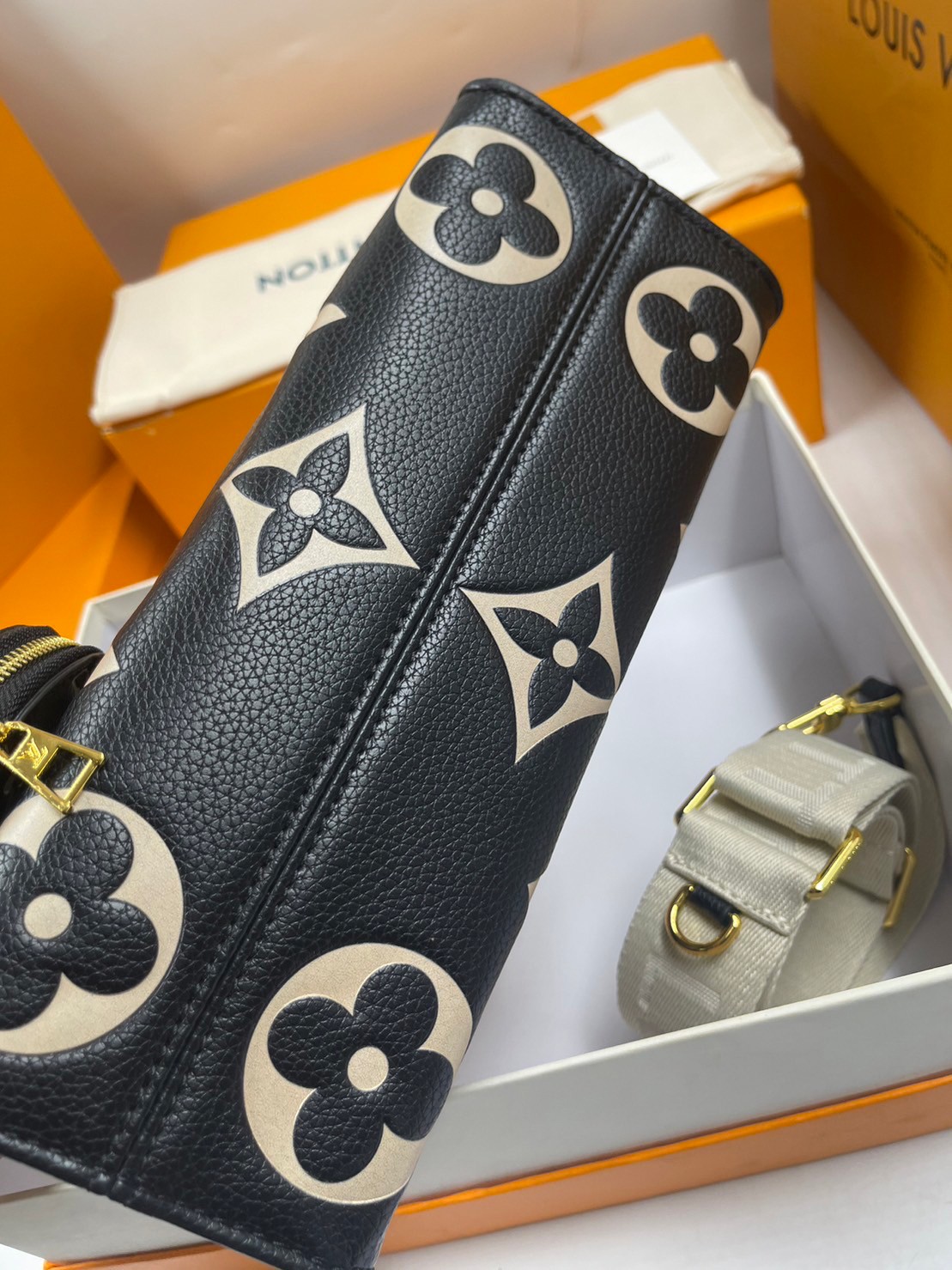 LV OnTheGo East West Monogram Bag / LV BAG พร้อมส่ง 4 สี กระเป๋าโท้ทขนาดกะทัดรัด ดีไซน์ใหม่ประจำฤดูกาล **สินค้าเกรดออริจินอล 1:1 สลับแท้