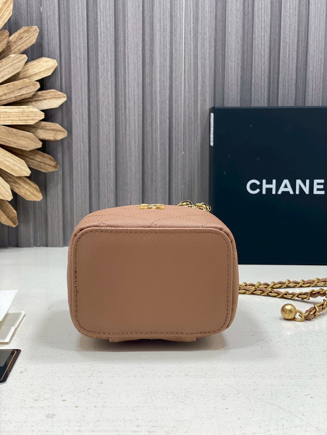 ORI หนังแท้ | Chanel Small Vanity with Chain กระเป๋าสะพายทรงวานิตี้ใบเล็กน่ารัก ดีไซน์เรียบหรู ใส่เครื่องสำอางค์หรือของใช้จุกจิกได้ น่ารักน่าใช้ สวยหรูดูแพง ลุคคุณหนูสายคิ้วควรมีค่า