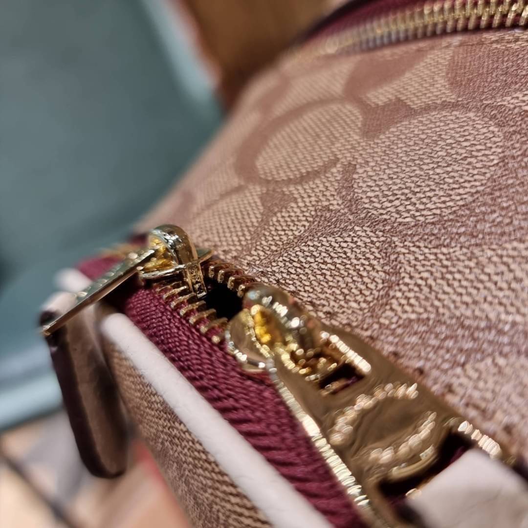 COACH C4115 COACHxPEANUTS COURT BACKPACK IN SIGNATURE CANVAS WITH VARSITY PATCHES แรงดีไม่มีตก กับคอลเลคชั่นที่ใครๆก็หลงรัก กระเป๋าเป้ทรงสวย ดีไซน์ตกแต่งลายสนูปพี โดดเด่นกว่าใคร วัสดุหนังแคนวาสสลับหนัง pepble ลงตัวที่สุด เป็นไอเท็มที่น่ารักและแฝงความหรูเล