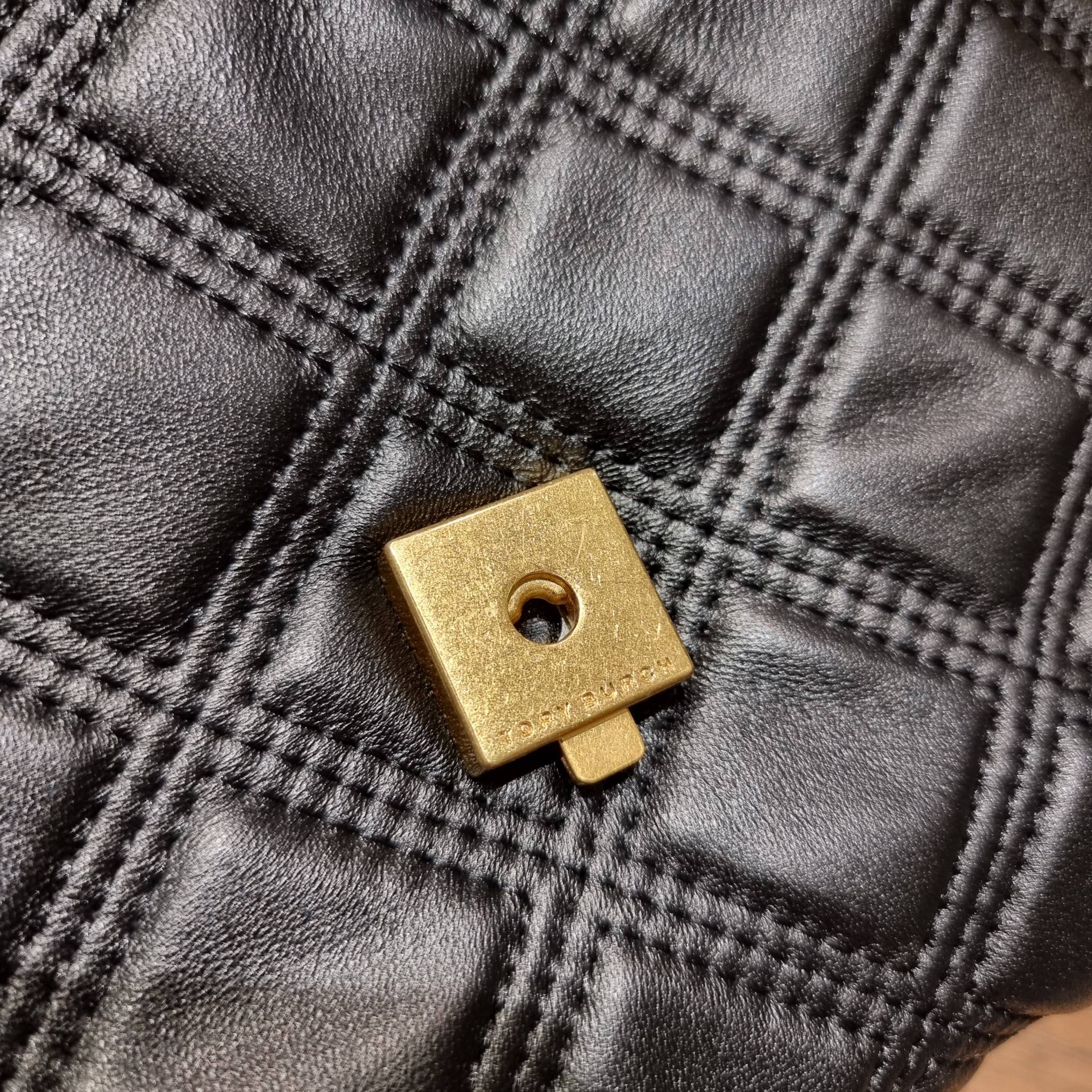 TORY BURCH FLEMING SOFT CONVERTIBLE SHOULDER BAG รุ่นหายากที่สาวๆตามหา มาพร้อมเสิร์ฟความสวยถึงบ้านไปเลยจ้า รอบนี้คัดสีสวยๆมาให้ได้ช้อปกันอย่างจุใจไปเลย กระเป๋าสะพายไหล่ หนังแท้นิ่มเต็มใบ สวยหรูดูแพง เปิด-ปิดด้วยตัวกดล็อคแน่นหนา สายสะพายในตัวปรับใช้ได้ 2 แ