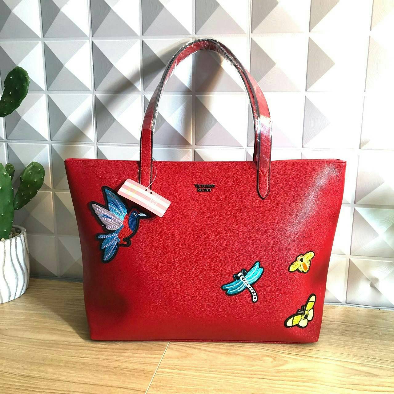 Victoria’s Secret Tote Bag 2019 กระเป๋าถือหรือสะพายลายหนังคาเวียร์ สวยด้านหน้าประดับด้วยโลโก้ ตัวกระเป๋าแต่งด้วยลายปักสวยเก๋ ปากกระเป๋าเปิดปิดด้วยซิปสะดวกใช้ ภายในมีช่องโล่งและช่องเล็กไว้แบ่งเก็บของ ใส่หนังสือ เอกสาร A4 Notebook ipad กระเป๋าสตางค์ ของใช้ไ