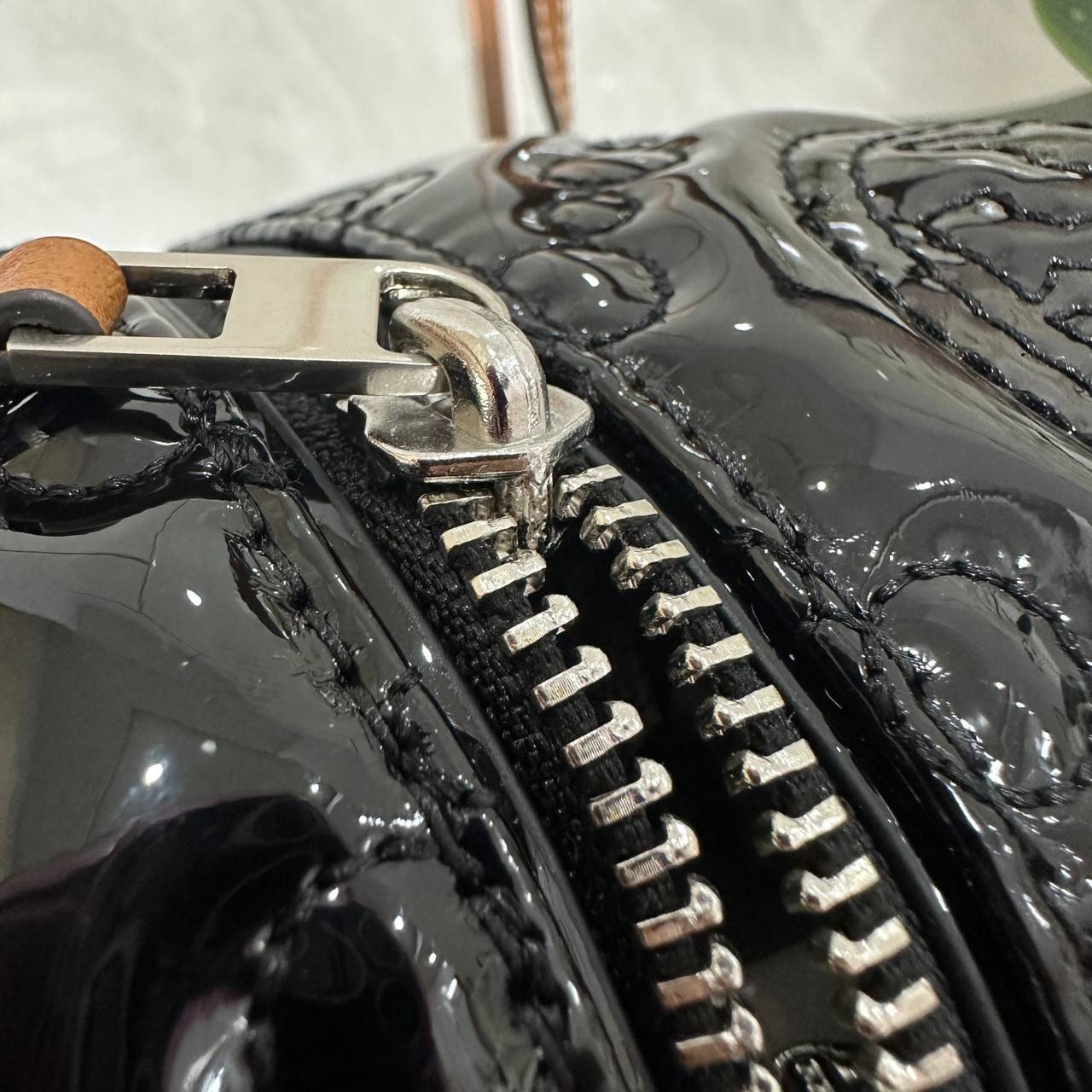 Tory Burch T Monogram Embroidered Patent Cube คอลเลคชั่นใหม่ รุ่นลิมิเต็ดรูปทรงใหม่ T Monogram สุดcube วัสดุหนังแท้ เปิด-ปิดด้วยซิป ภายในกว้าง มีช่องแยก 1 ช่อง สามารถใส่โทรศัพท์มือถือได้ทุกรุ่น สามารถถือหิ้วหรือสะพายได้ สายสามารถถอดและปรับระดับได้คะ