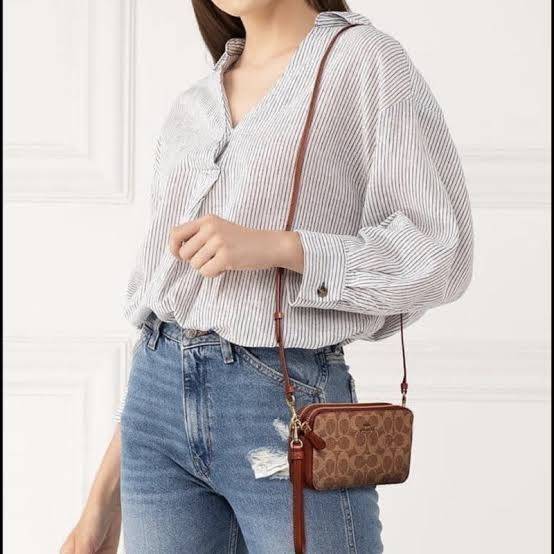 COACH KIRA CROSSBODY IN SIGNATURE CANVAS (COACH F89399)🍁เหมาะมือมาก หยิบใช้ง่ายสบายเลย🌈//รุ่นนี้ จะถือ จะคล้องมือ สะพายคลอสบอดี้ ได้หลายลุค จัดวางตามต้องการได้เลย // มีสายคล้องมือ และสายยาว สามารถถอดได้ทั้ง 2 สาย //เปิด-ปิดด้วยซิป มี2 ช่อง