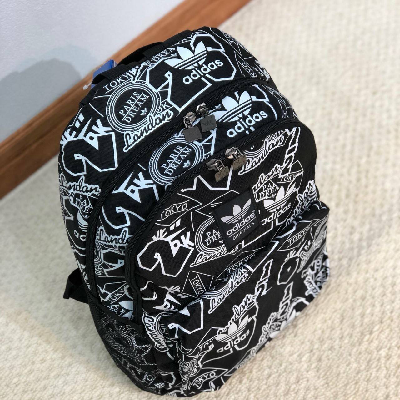 Adidas Backpack มีช่องสำหรับใส่ Notebook , Tablet ในตัวกระเป๋า สายเป้ และด้านหลังบุผ้าตาข่ายนุ่ม รองรับหลัง รูปแบบสวยทันสมัย รองรับทุกการใช้งาน เป็นกระเป๋าเป้นักเรียน-เป้กีฬา-สะพายเที่ยวชิลๆเลยค้า