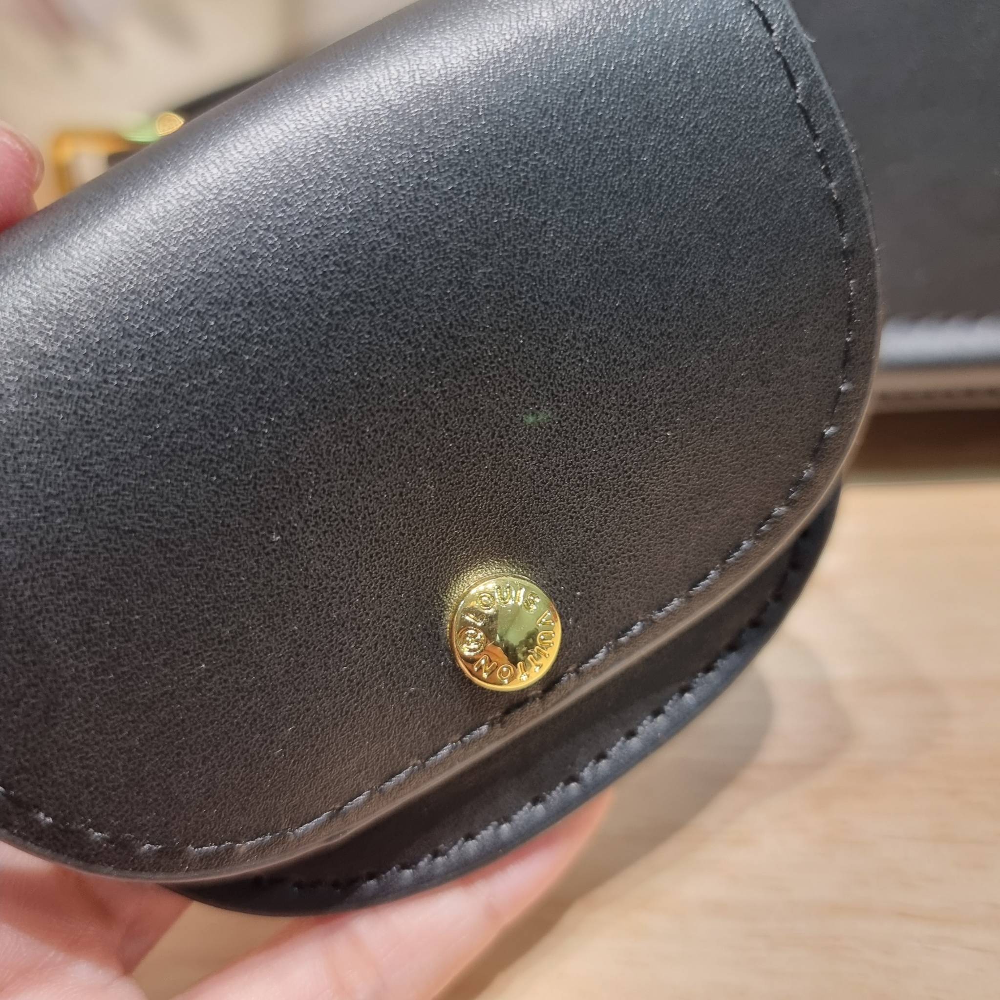 LV officier crossbody bag / LV Officier Pouch With Strap กระเป๋าสะพายเรียบหรู ดีไซน์เรียบง่าย ใช้งานสะดวก พร้อมใบลูกน่ารัก และสายสะพายเส้นใหญ่ ทนทาน แน่นหนา วัสดุหนังเรียบสวย