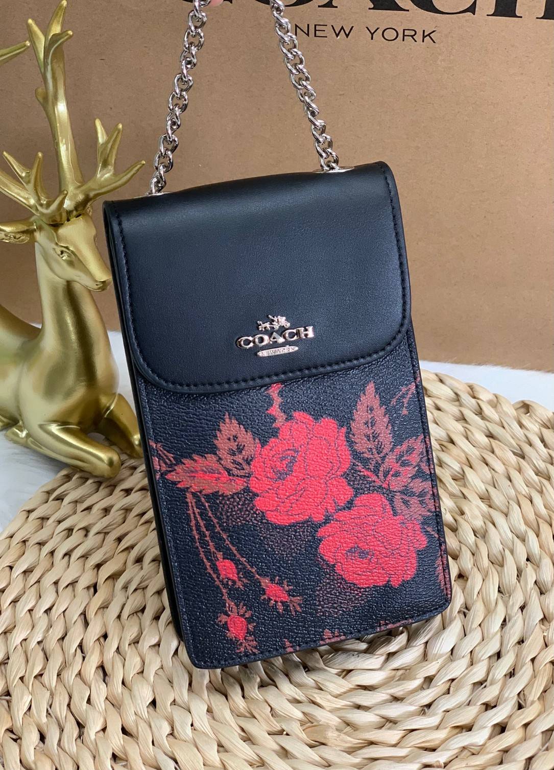 COACH PHONE CASE CROSSBODY BAG ((73486//76988//76357//39955//91046)) COACH NORTH/SOUTH CROSSBODY IN SIGNATURE CANVAS กระเป๋าใส่โทรศัพท์รุ่นนี้ มีความโดดเด่นทั้งดีไซน์และคุณสมบัติในการใช้งาน ด้วยลวดลายที่มีซิกเนเจอร์เป็นเอกลักษณ์แล้ว ด้านหลังยังมีช่องใส่กา