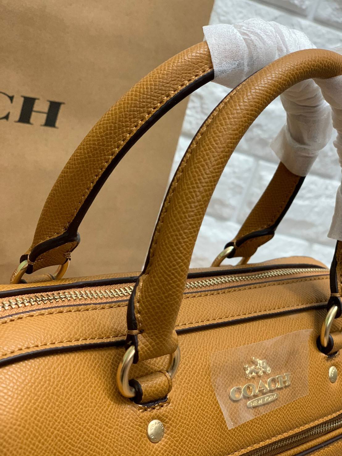 COACH ROWAN SATCHEL BAG ((79946)) กลับมาอีกครั้ง พร้อมสีหายากค่ะ! กระเป๋าหิ้วทรงหมอนสุดฮิตของสาวๆ//สะพายข้างได้ หนังแท้ ลายหนังสวย ทรงสวย ด้านหน้ามีช่องซิปให้หนึ่งช่อง เปิดปิดช่องหลักแบบซิป ภายในกว้างใส่ของจำเป็นของสาวๆได้ครบ มีช่องเล็กและช่องซิปใส่ของจุก