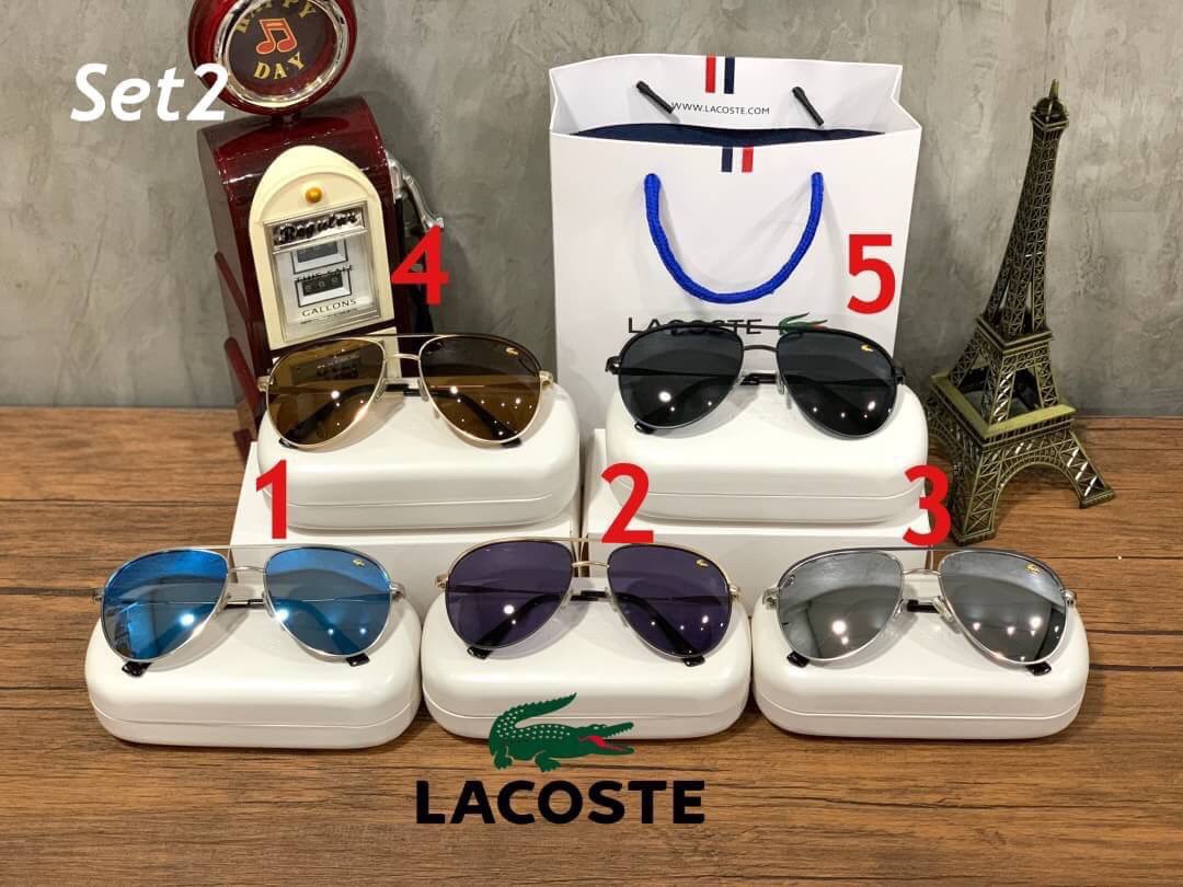 แว่นตา Lacoste Unisex Sunglasses แว่นตา Lacoste สไตล์ rayban ขนาดเลนส์กำลังดี หน้าเลนส์ติดโลโก้แบรนด์และปั๊มชื่อแบรนด์ ทรงคลาสสิคสีไม่มืดจนเกินไป ใช้ได้ทั้งชายและหญิงและชาย อุปกรณ์ฟูลเซ็ท มีทั้งกล่องแบรนด์สำหรับแว่น กล่องกระดาษ และถุงกระดาษแบรนด์ มอบเป็นข